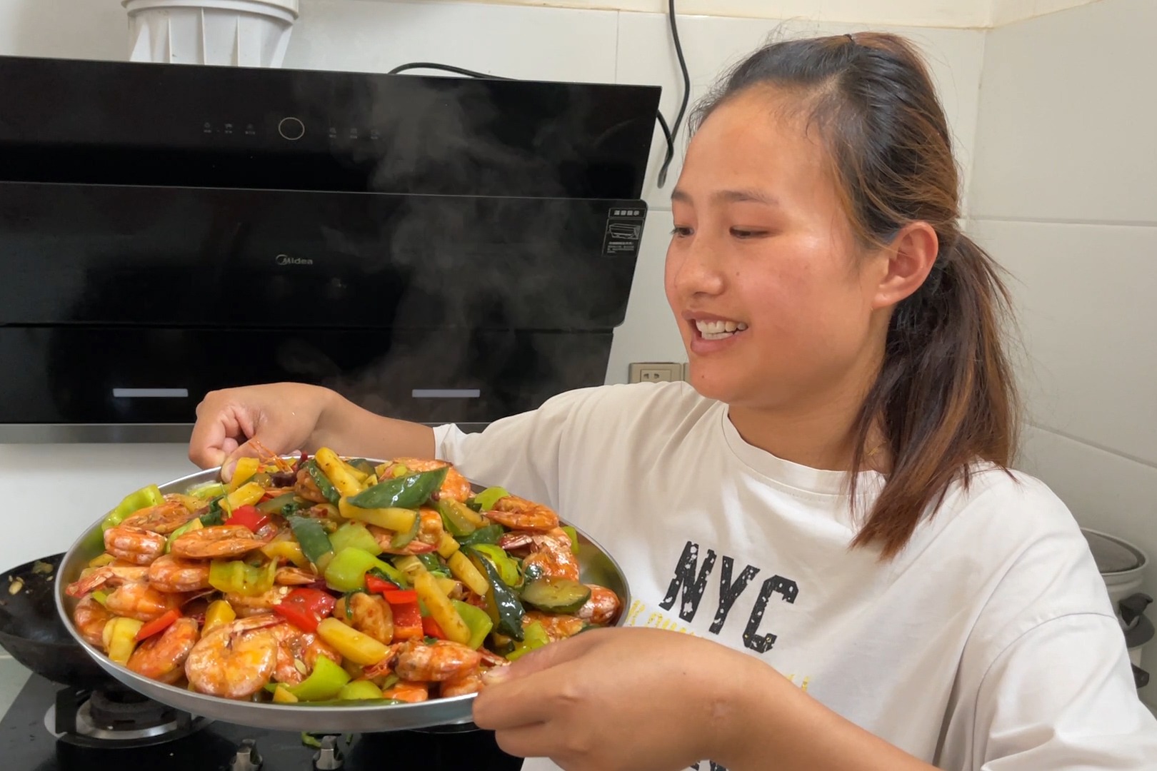 中午媳妇做了一锅虾，尝一口香辣入味真下饭，一家人吃的美滋滋