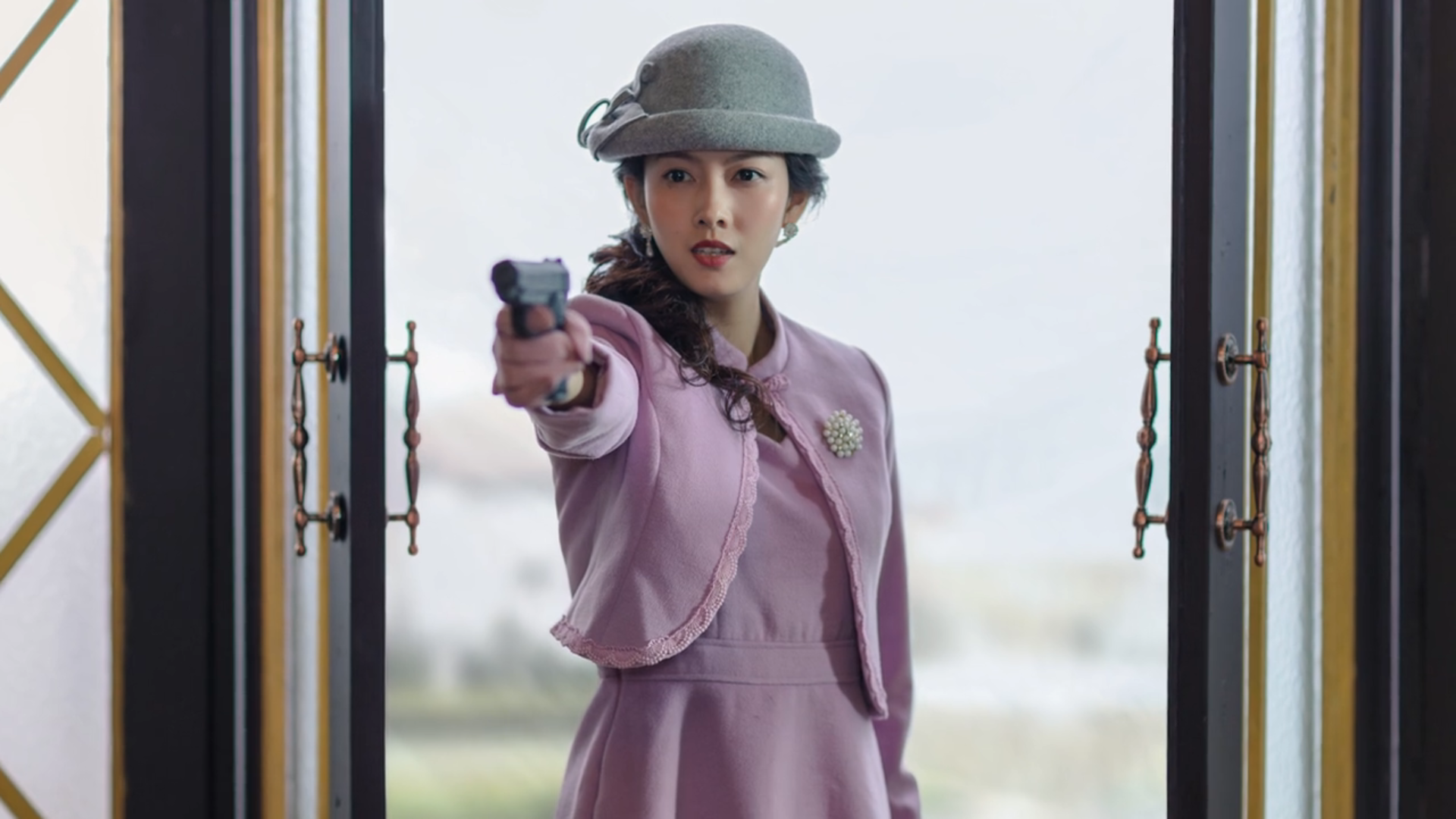 陆婷玉在《隐形守护者》中也有拿枪的戏份,她饰演的女主"陆望舒"不管