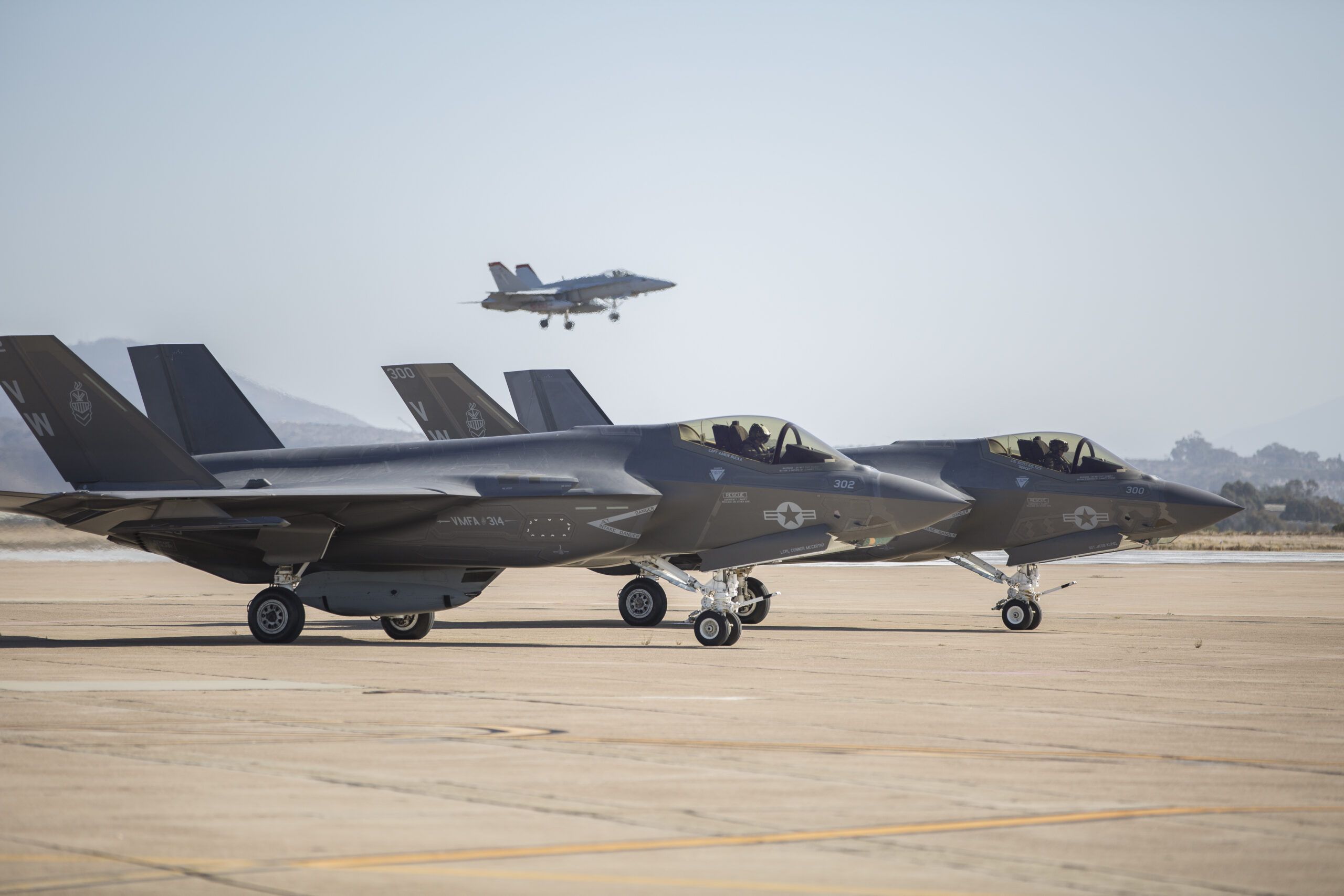 美军大秀肌肉:52架F-35战机同时列队升空演习(图)|战斗机_新浪新闻