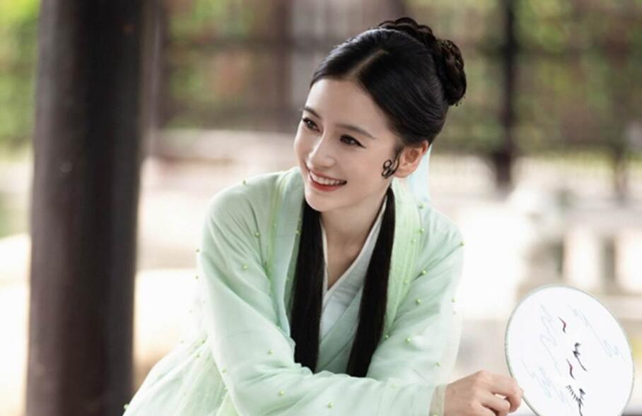 baby在节目中化身《新白娘子传奇》里的小青,一身翠绿色的古装让她