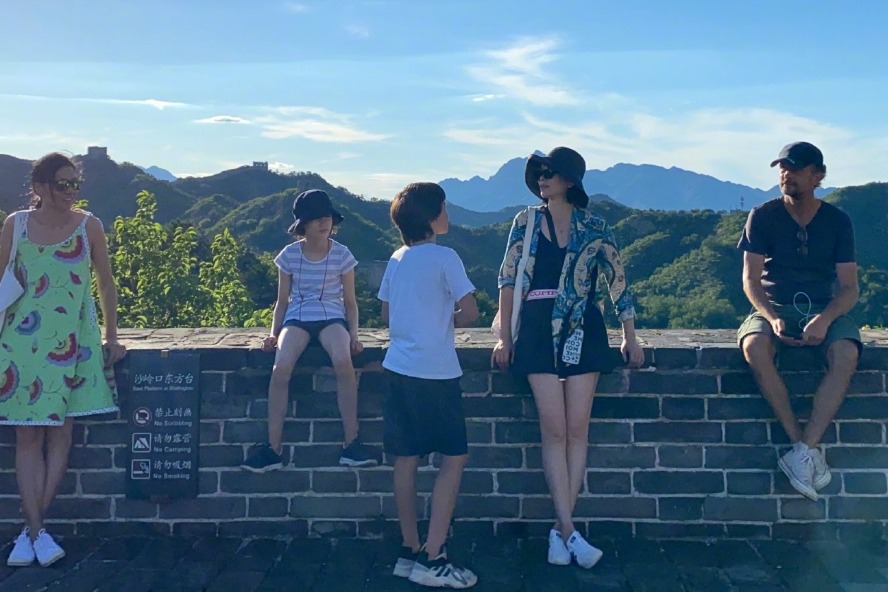 "最丑超模"吕燕全家出行,外籍老公胡子拉碴,混血儿子五官精致