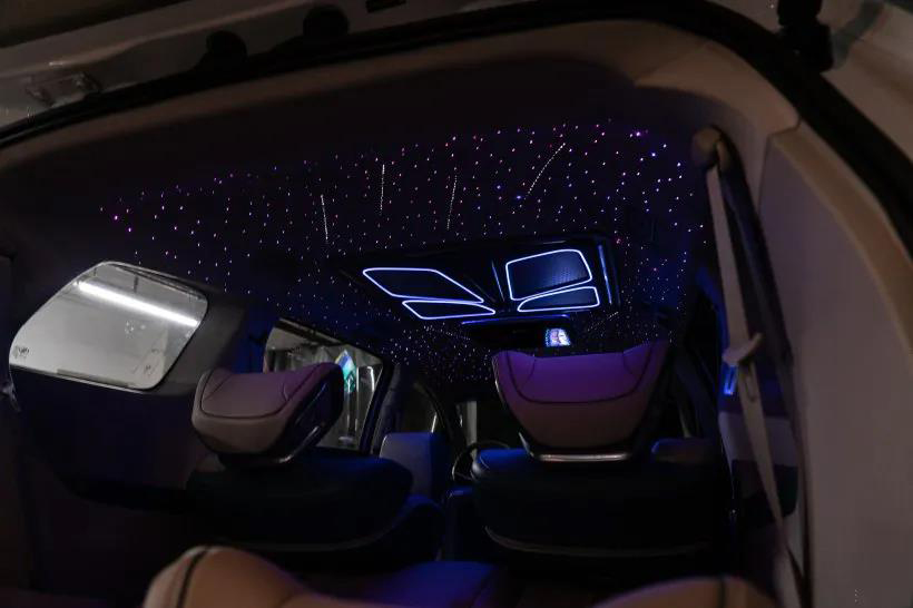 顶部氛围灯装饰 满天星空顶,车内氛围更明亮大气,到了晚上整个顶棚如