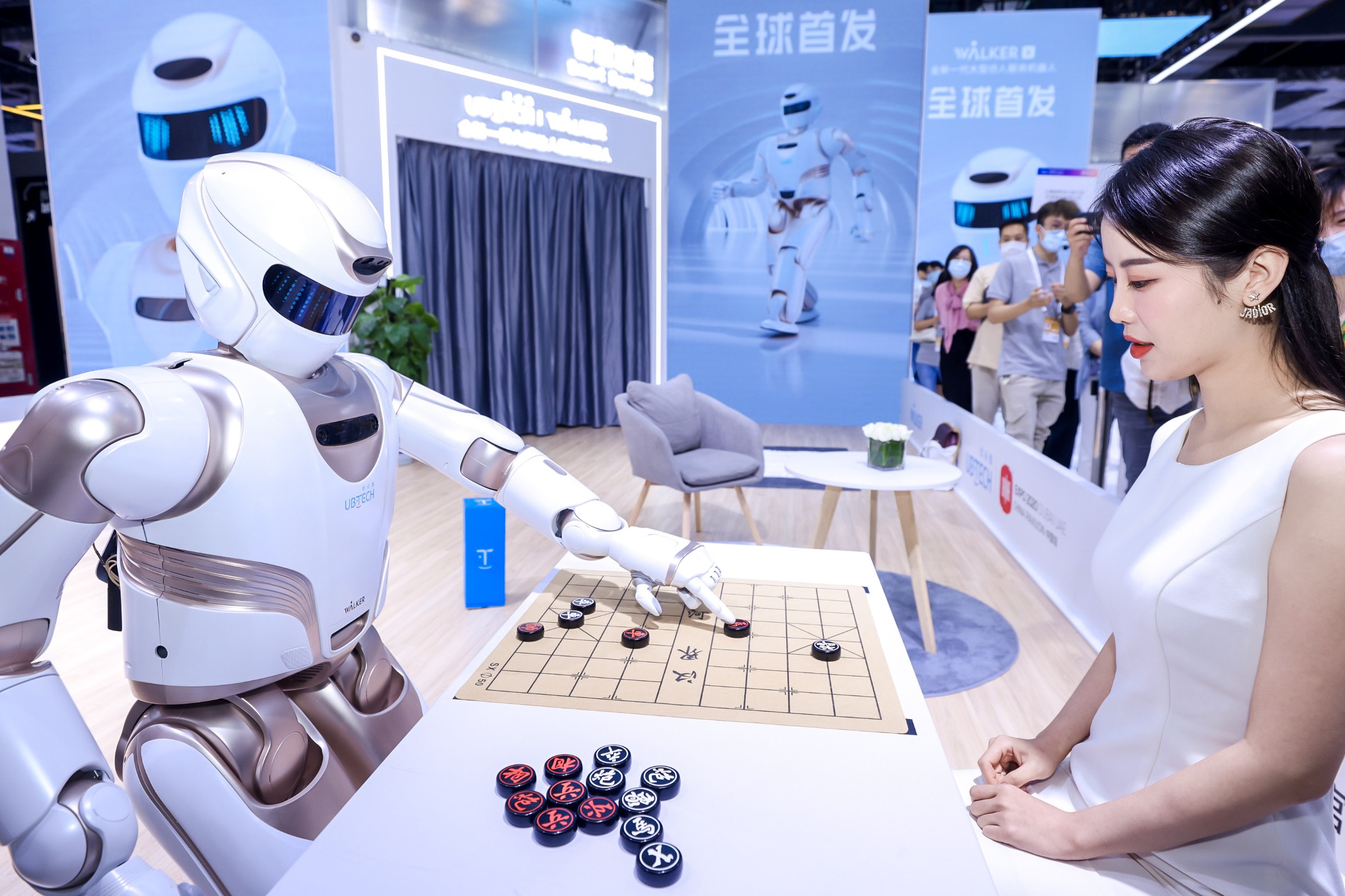 CES2019：优必选大型仿人服务机器人Walker新一代亮相