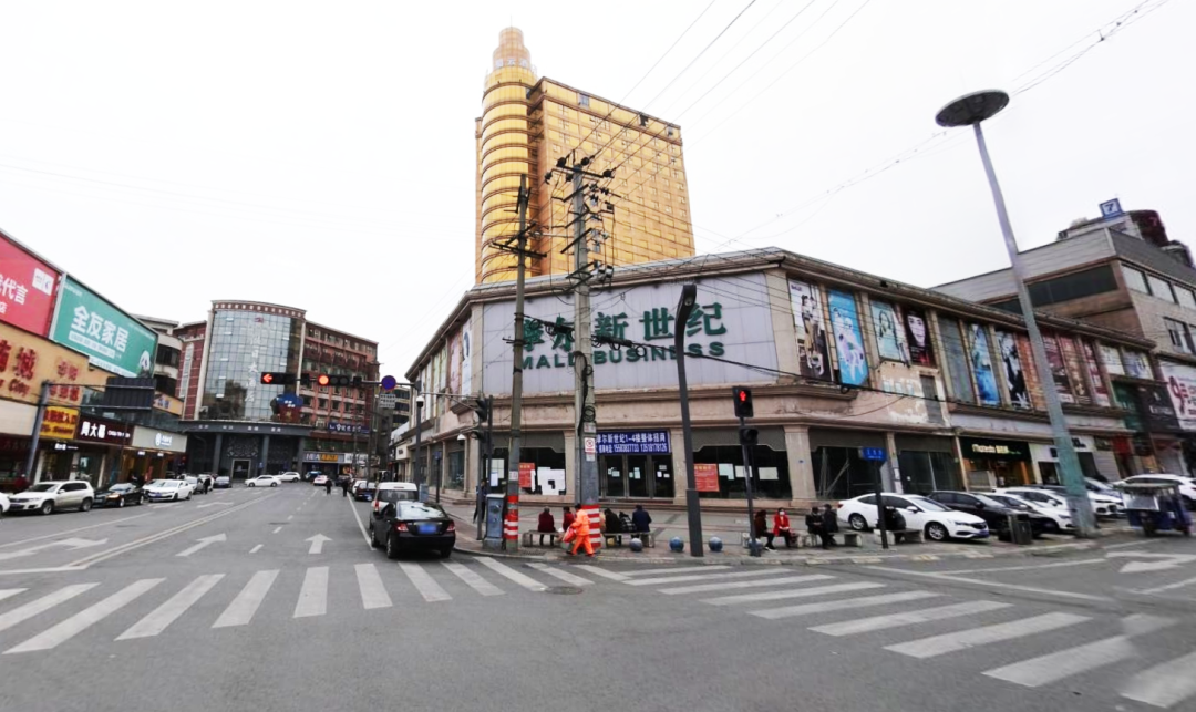 5公里内,目前有摩尔新世纪,缤纷广场,华阳步行商业街等, 华阳摩尔新