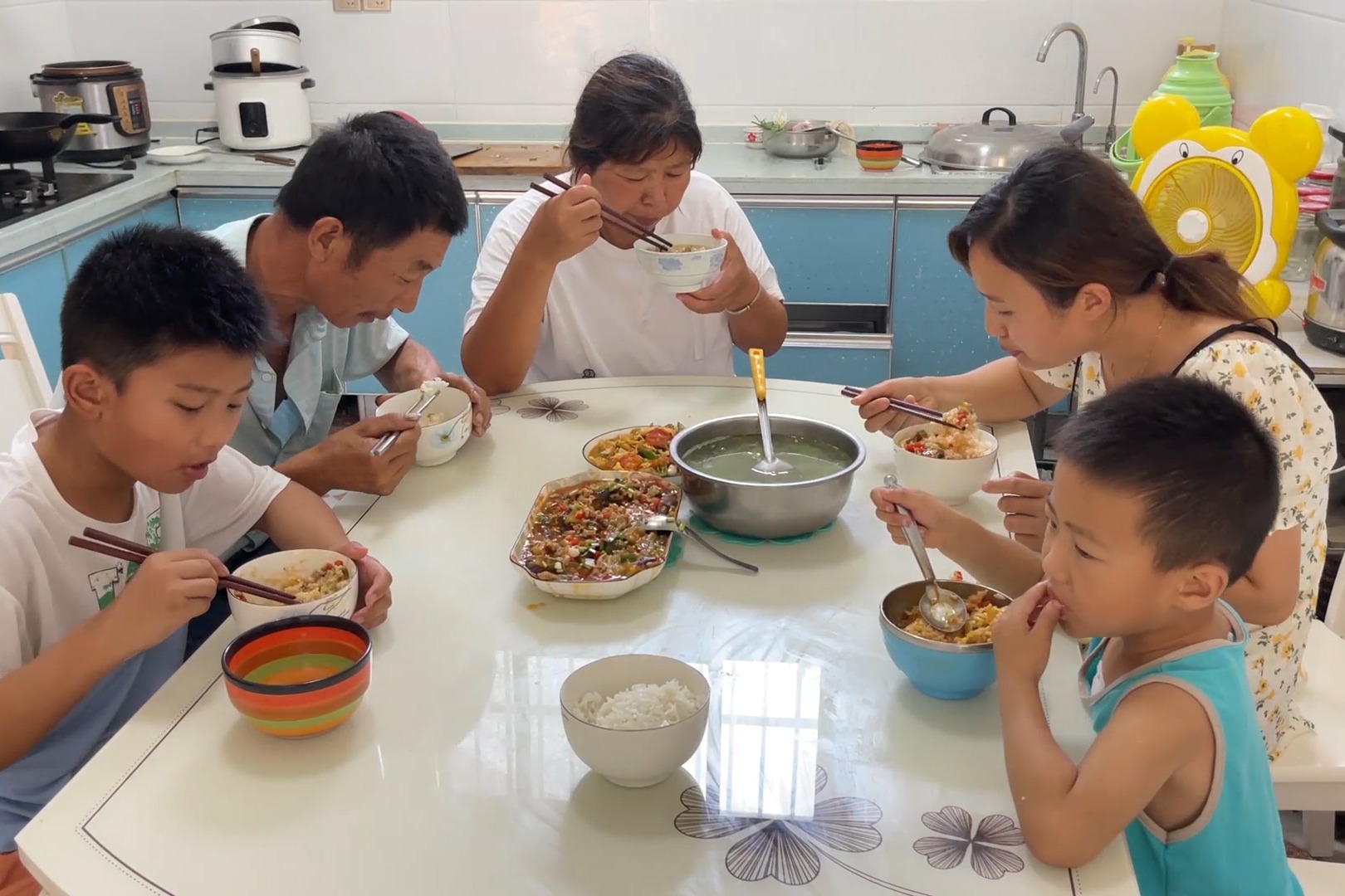 媳妇中午做肉末茄子，这菜拌米饭吃着真香，儿子一碗饭一会就见底