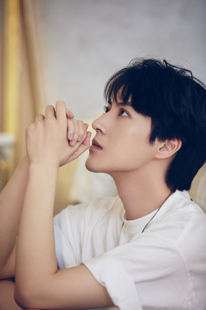 李俊逸居家大片曝光白衣清新演绎情绪