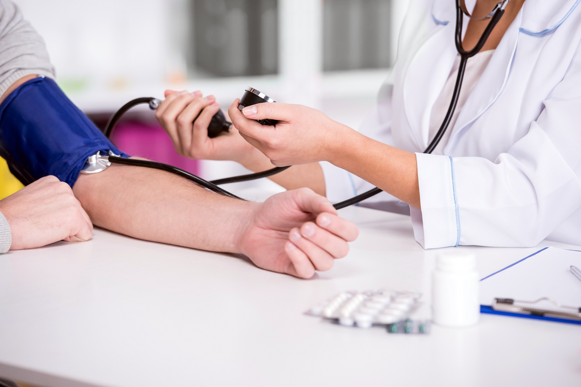 有高血压能不能去高原旅游？医生直言：满足这2个条件就可以