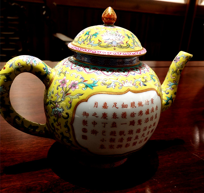 清宫廷御用八大茶壶之一:清嘉庆黄地粉彩御题开光诗文茶壶__凤凰网