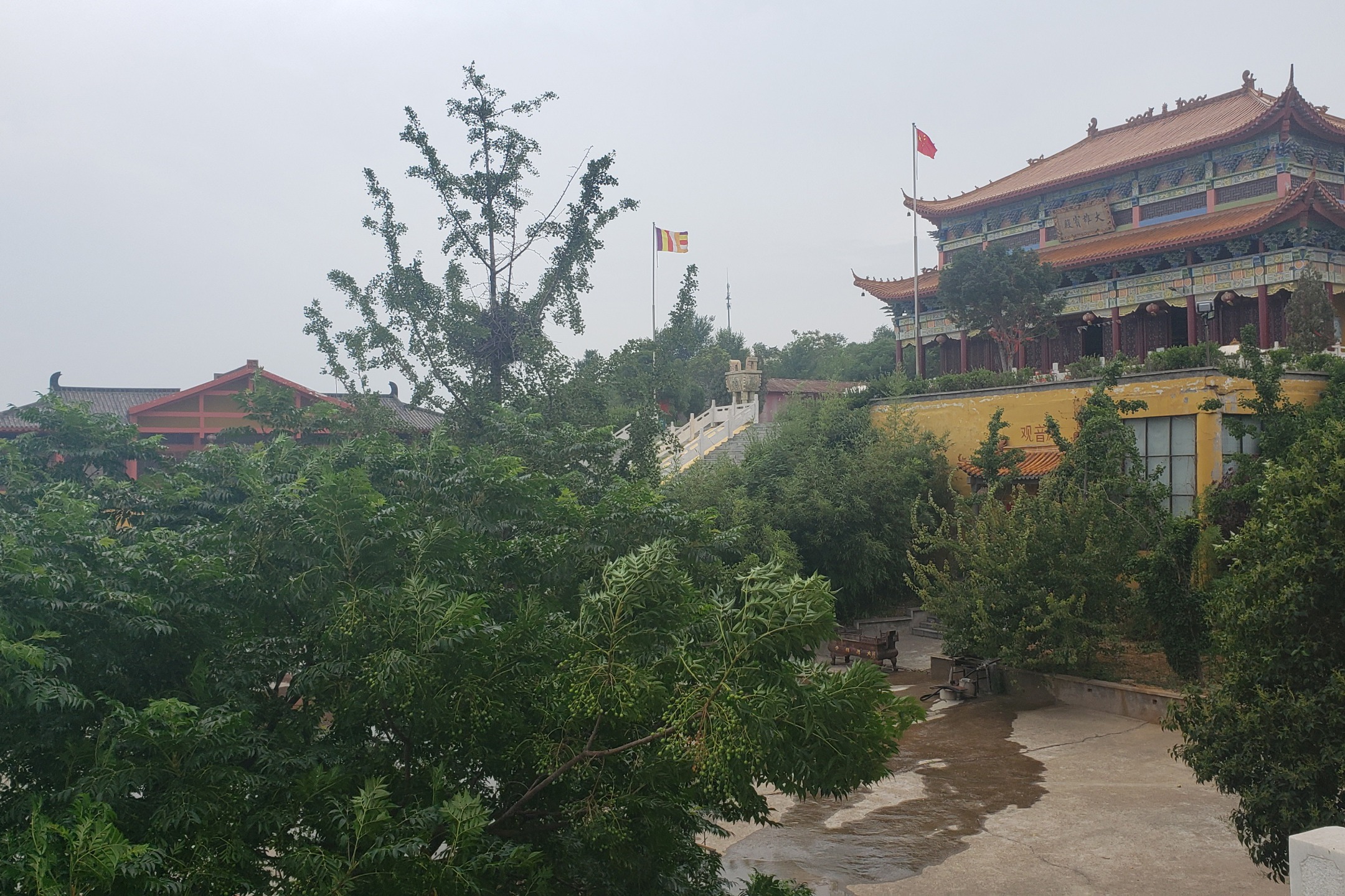 三峰山上有个大悲禅寺,山下南水北调像玉带,高人说这里风水绝佳