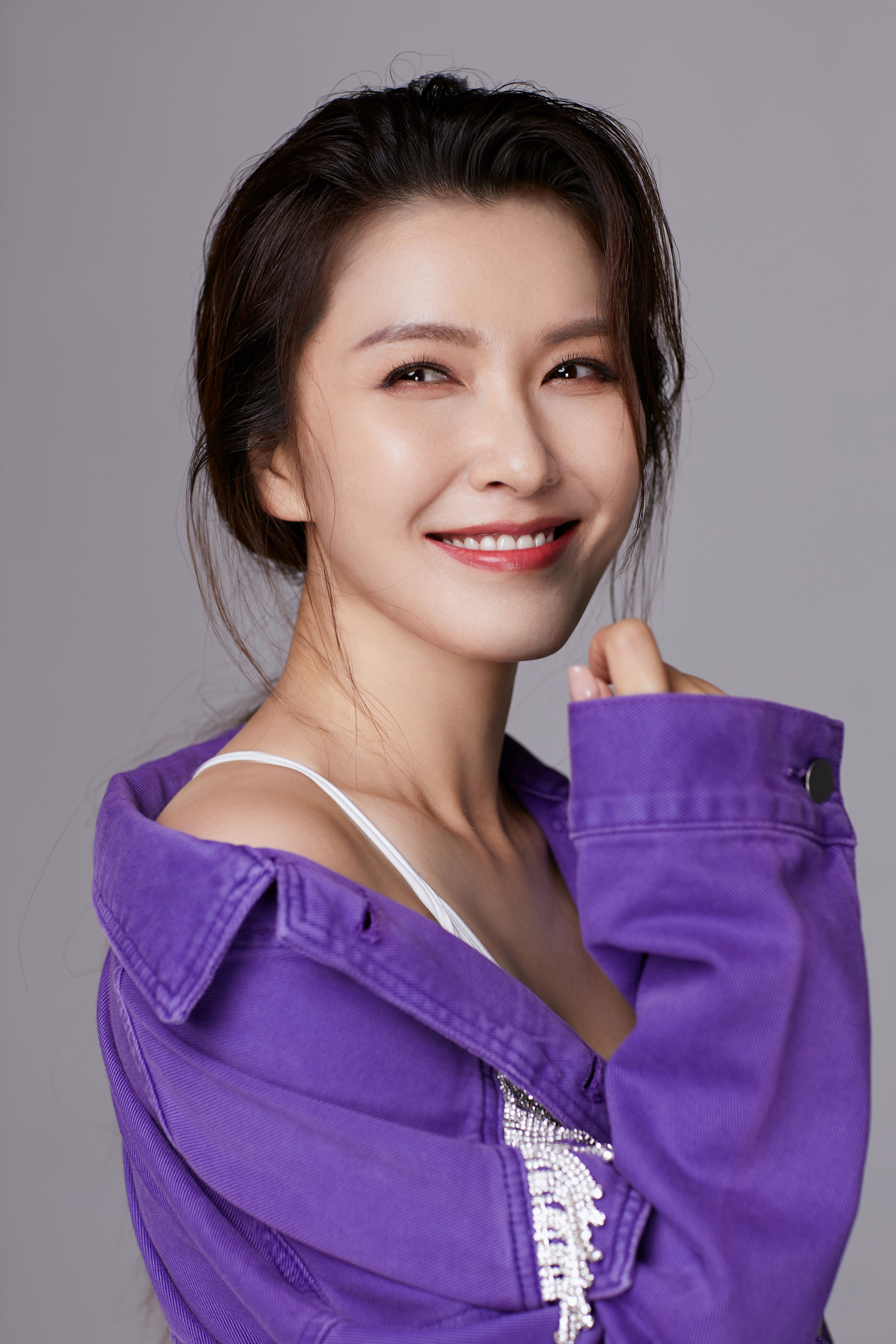 徐洁儿运动休闲风写真曝光 甜美率性活力十足