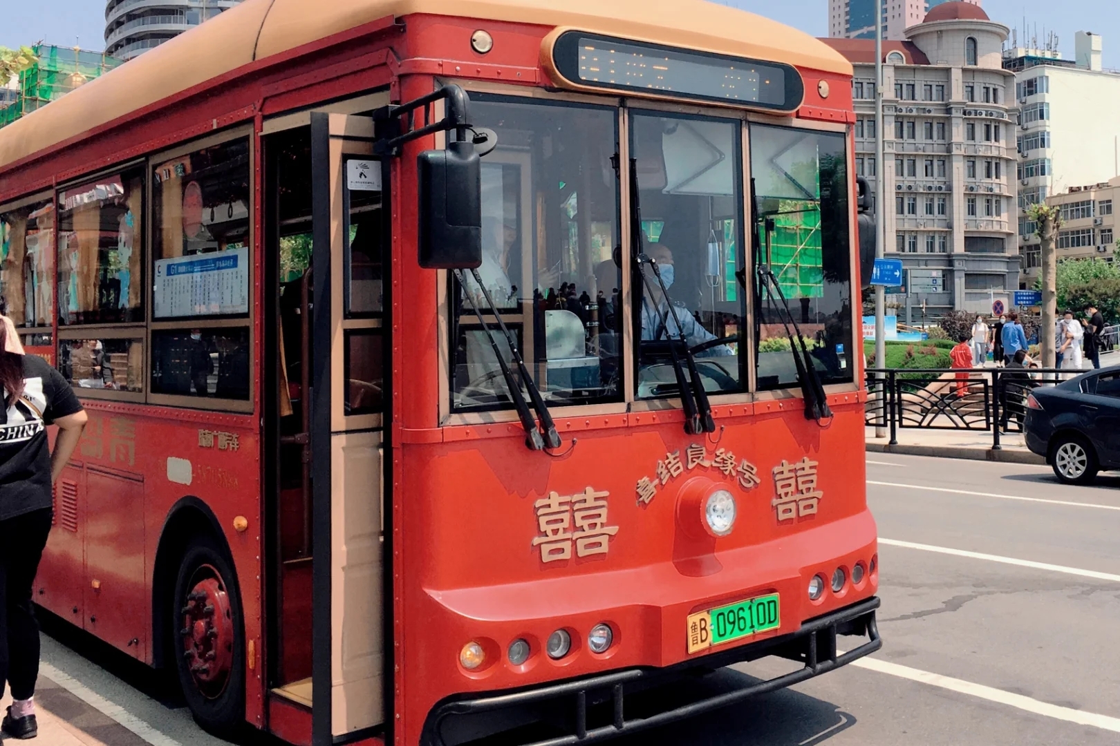 在青岛老城区的马路上 一辆复古观光车"叮叮当当"慢悠悠飘过 ta就是