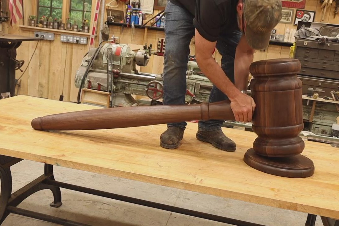 用木板制作超大号锤子,长度一米多,一个人拿起来都费劲!