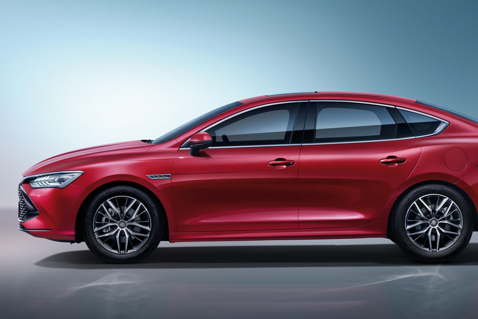 比亚迪秦PLUS DM-i家用值得买吗？油耗真的很低吗？