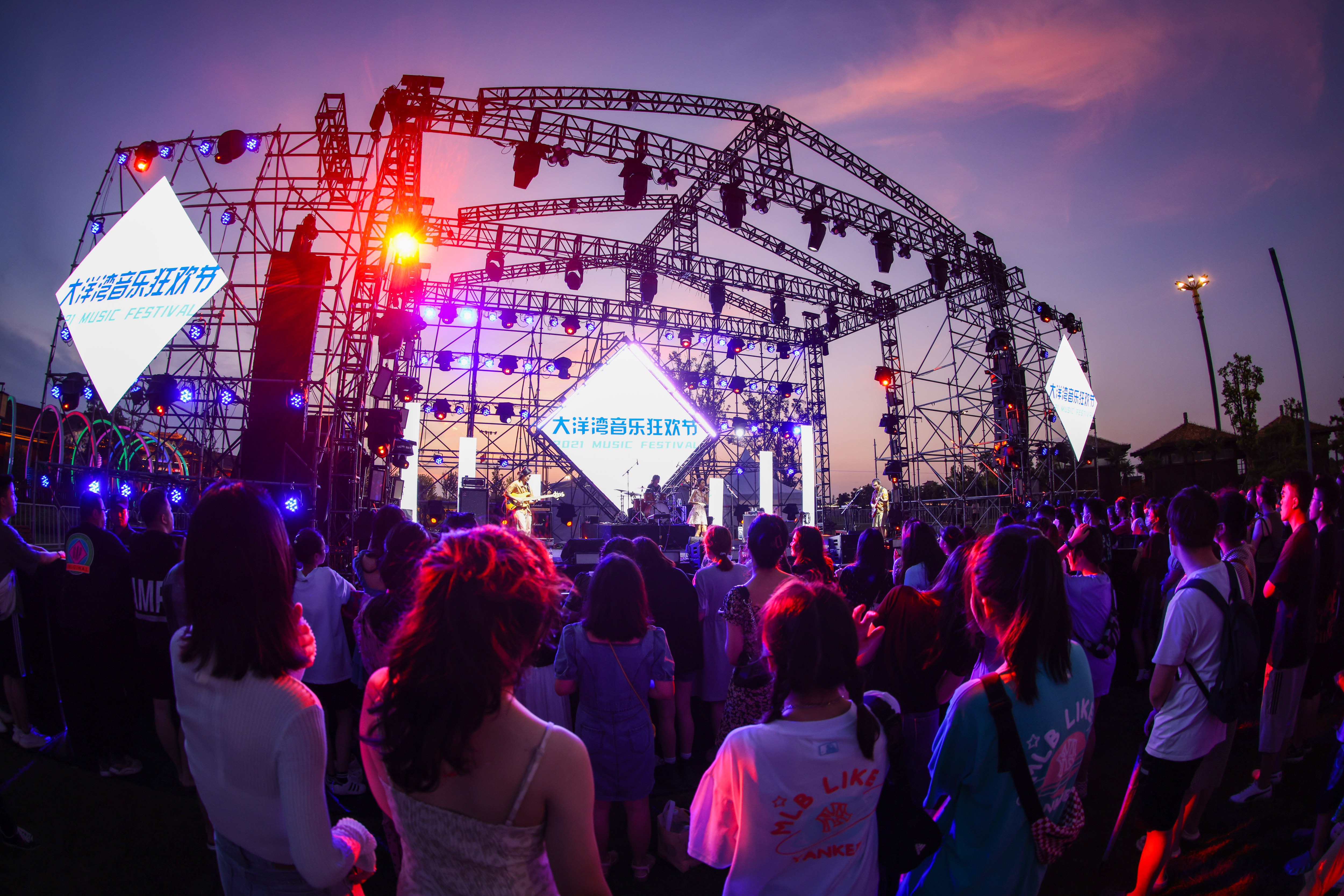 将沙滩排球锦标赛(7月15-18日)与沙滩音乐节(7月16-17日)进行融合