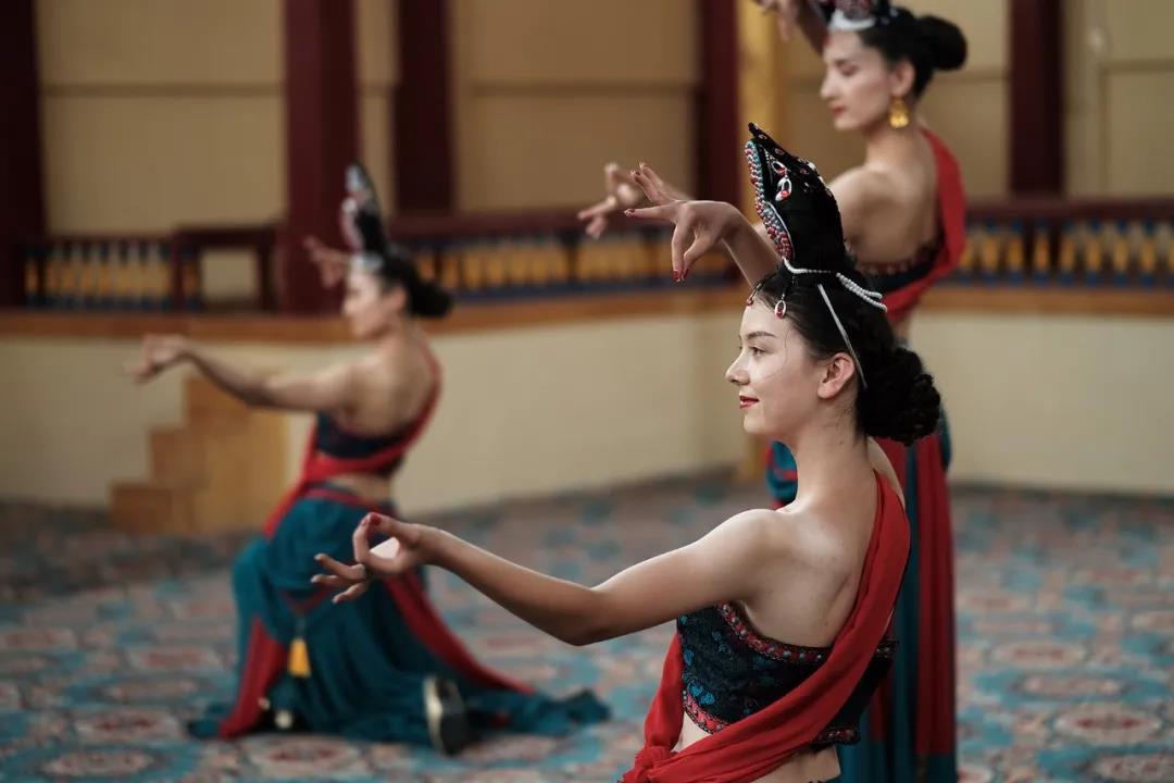 龟兹舞……传统歌舞表演表达了勤劳乐观的维吾尔族对于生活的热爱
