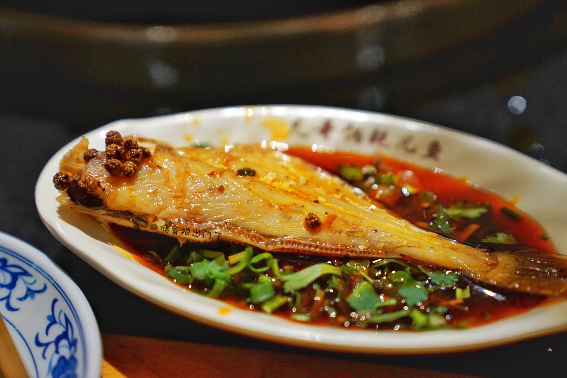 山城特色吊锅耗儿鱼,主菜配菜一锅烩,美食与文化的完美结合
