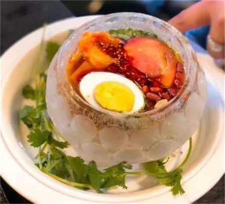 再来一碗冰碗冷面,边烤肉边吃冷面,外面碗是冰的