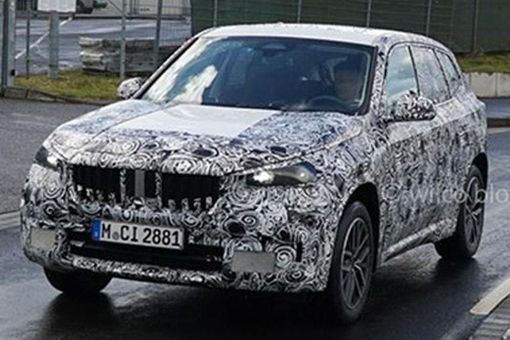 前脸更加犀利，全新一代宝马X1路试谍照曝光！