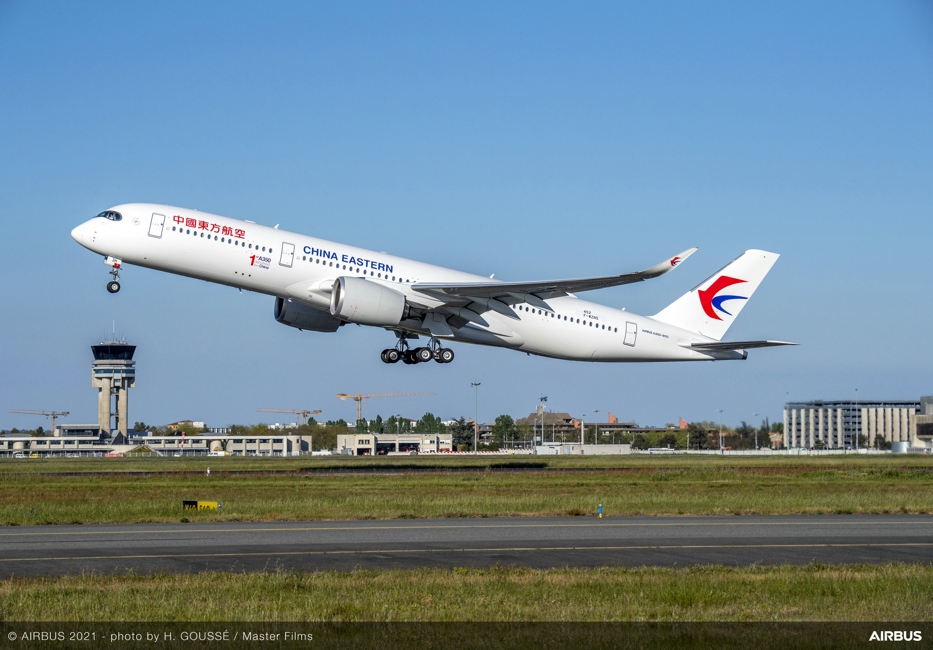 中国东方航空首次在天津接收空客交付的a350