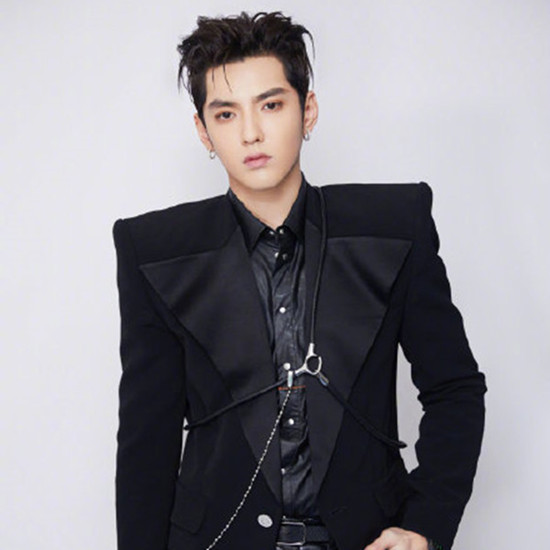 港媒:吴亦凡自夸巨雕,被嘲三分钟牙签仔