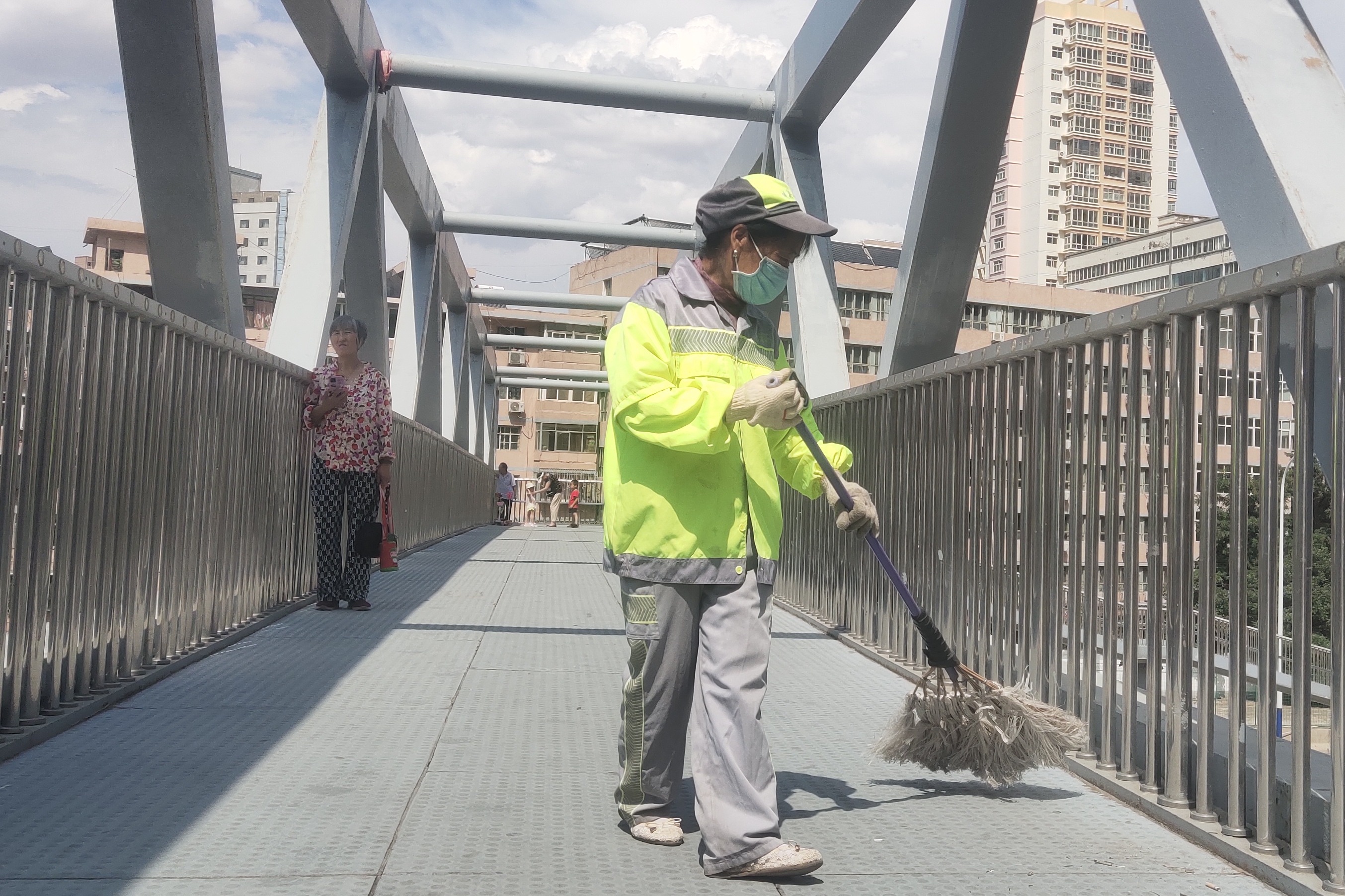 因为热爱 他们用汗水守护城市“颜值”