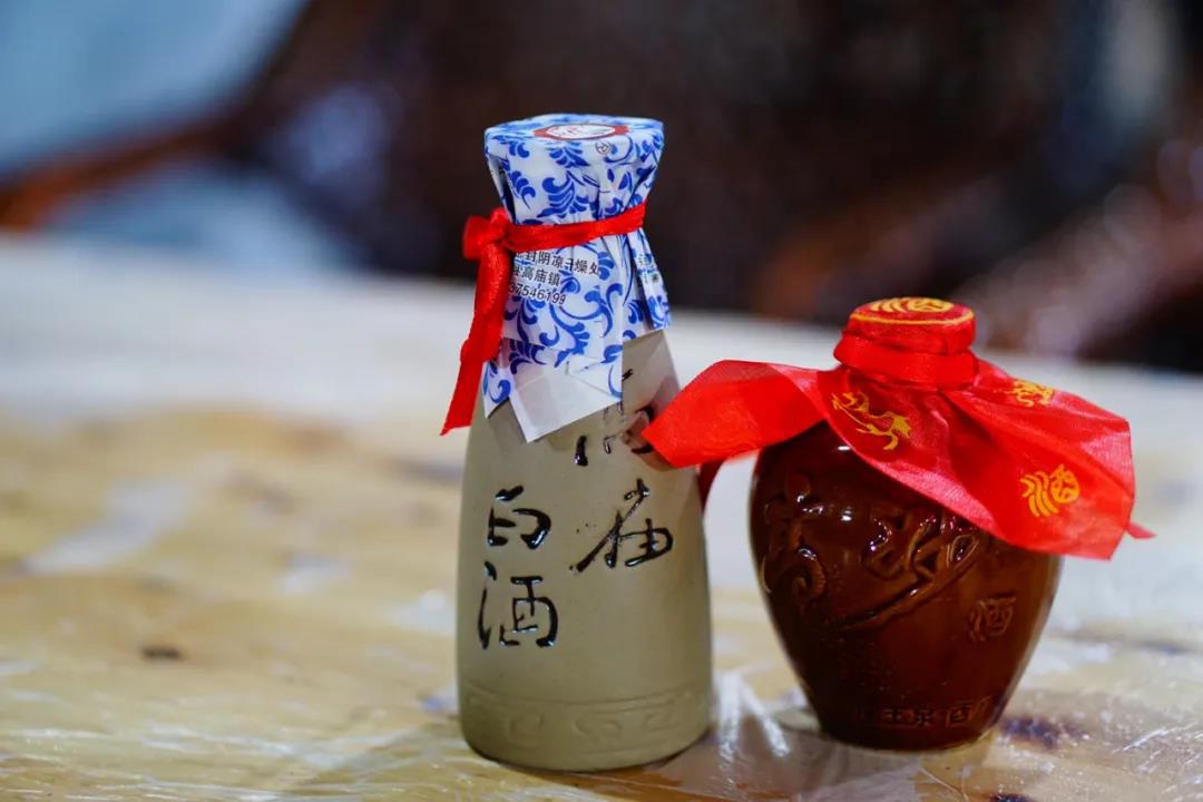 以优质高粱作原料,经过泡粮,蒸煮,拌曲药醣化,摊凉发酵,蒸馏取酒等多