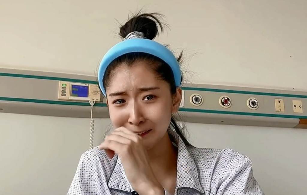 27岁女星自曝患胃癌晚期并有多处骨转移近照暴瘦轮椅代步