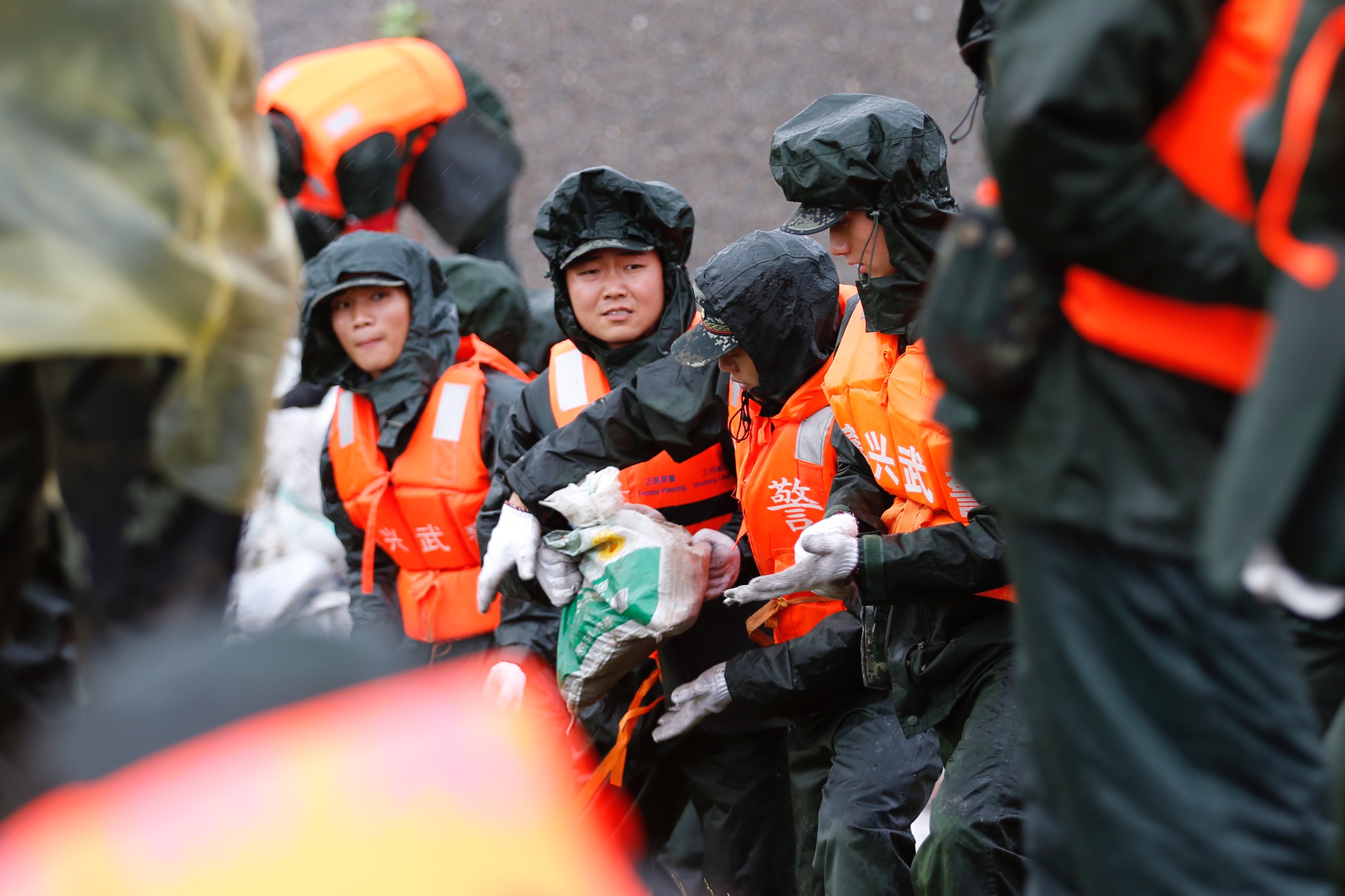 抗台防汛进行时 武警嘉兴支队党员奋勇当先锋