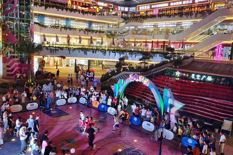 江西吉安星光park潮流购物公园迷人的灯热闹的夜
