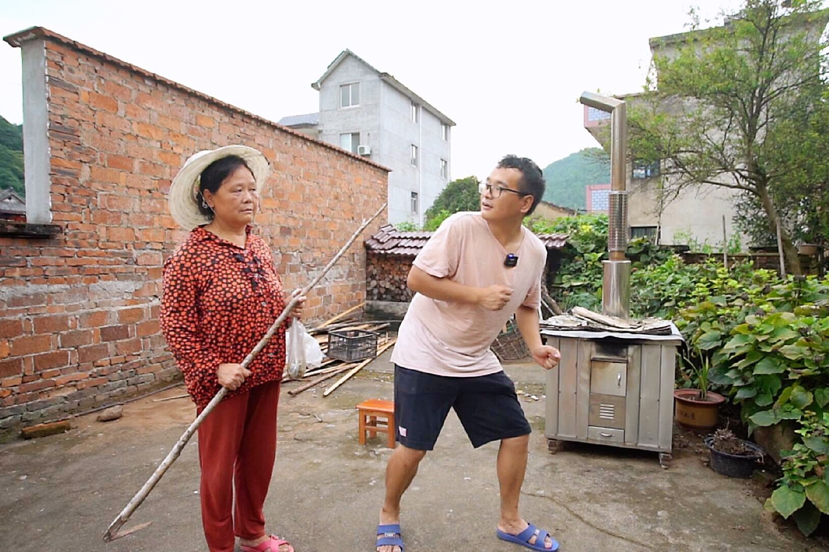 老公买海鲜回家改善伙食被农村婆婆拿棍子追着打这是做错了啥