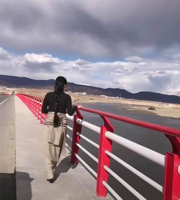 女歌手开车带着父母儿子出游惊传车祸一家六口全罹难