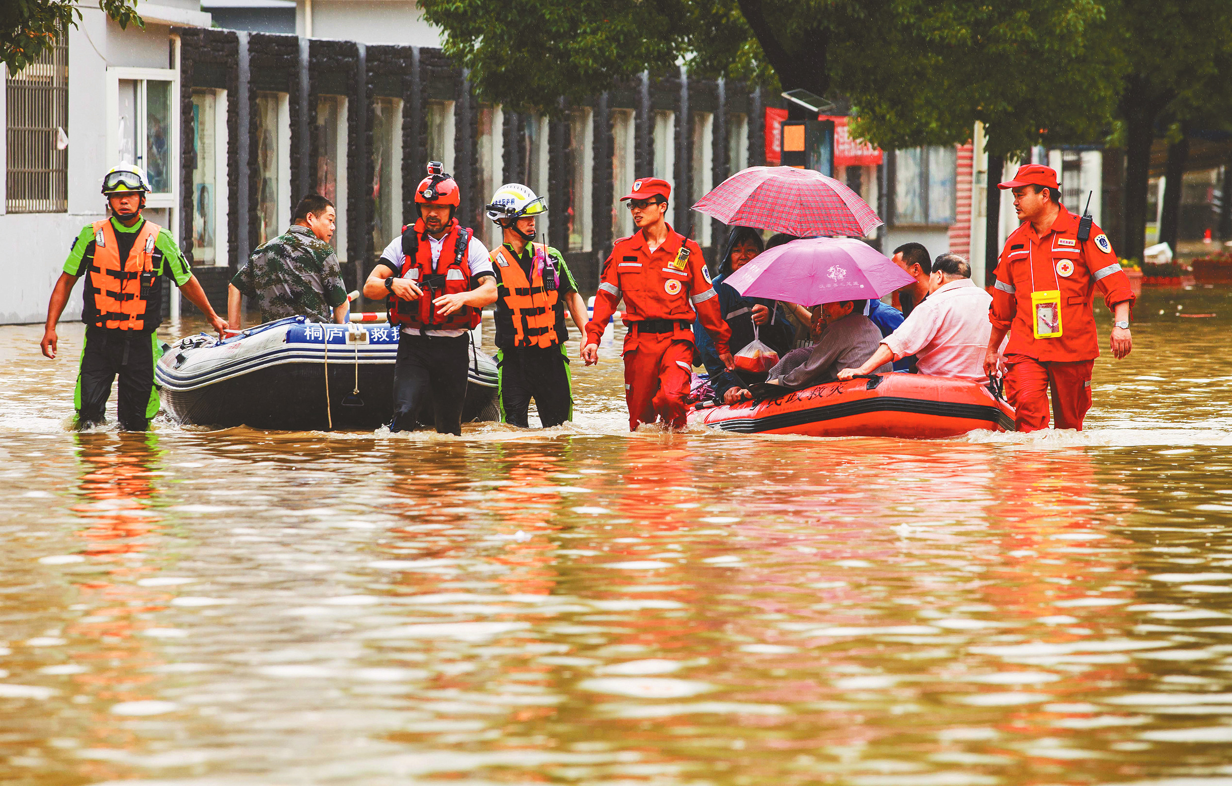 打开凤凰新闻,查看更多高清图片在河南暴雨中,存在着一个特别的能量