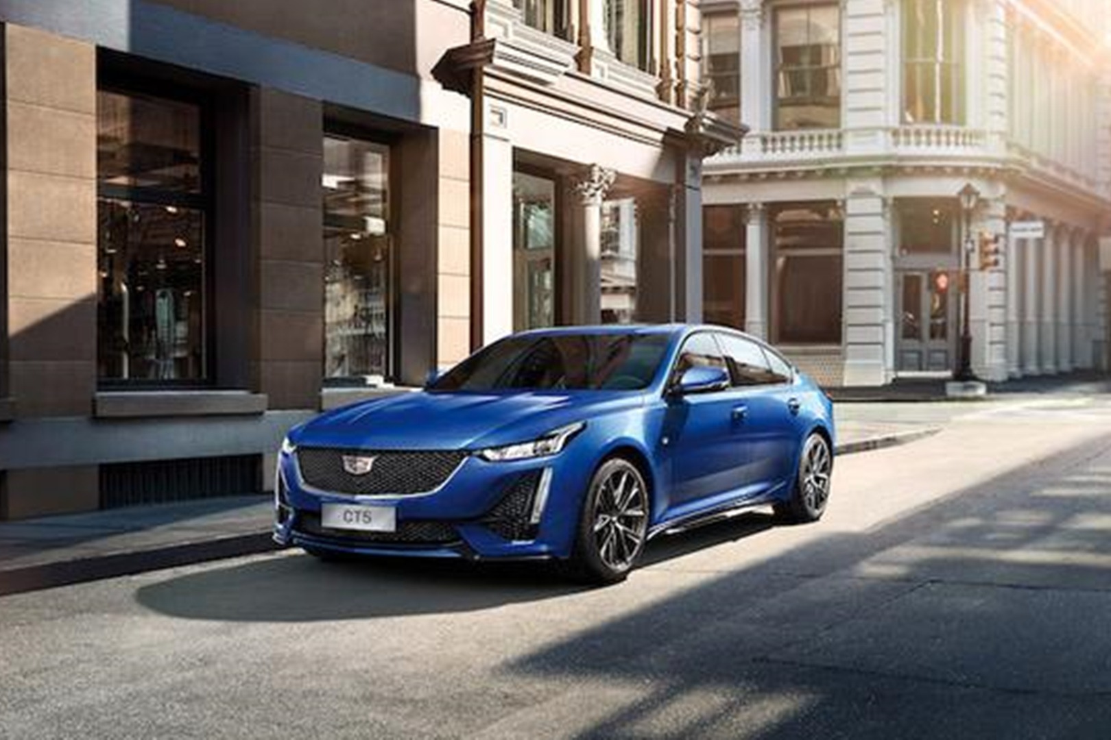 别克君越艾维亚版本与凯迪拉克CT5怎么选？哪款更适合家用？