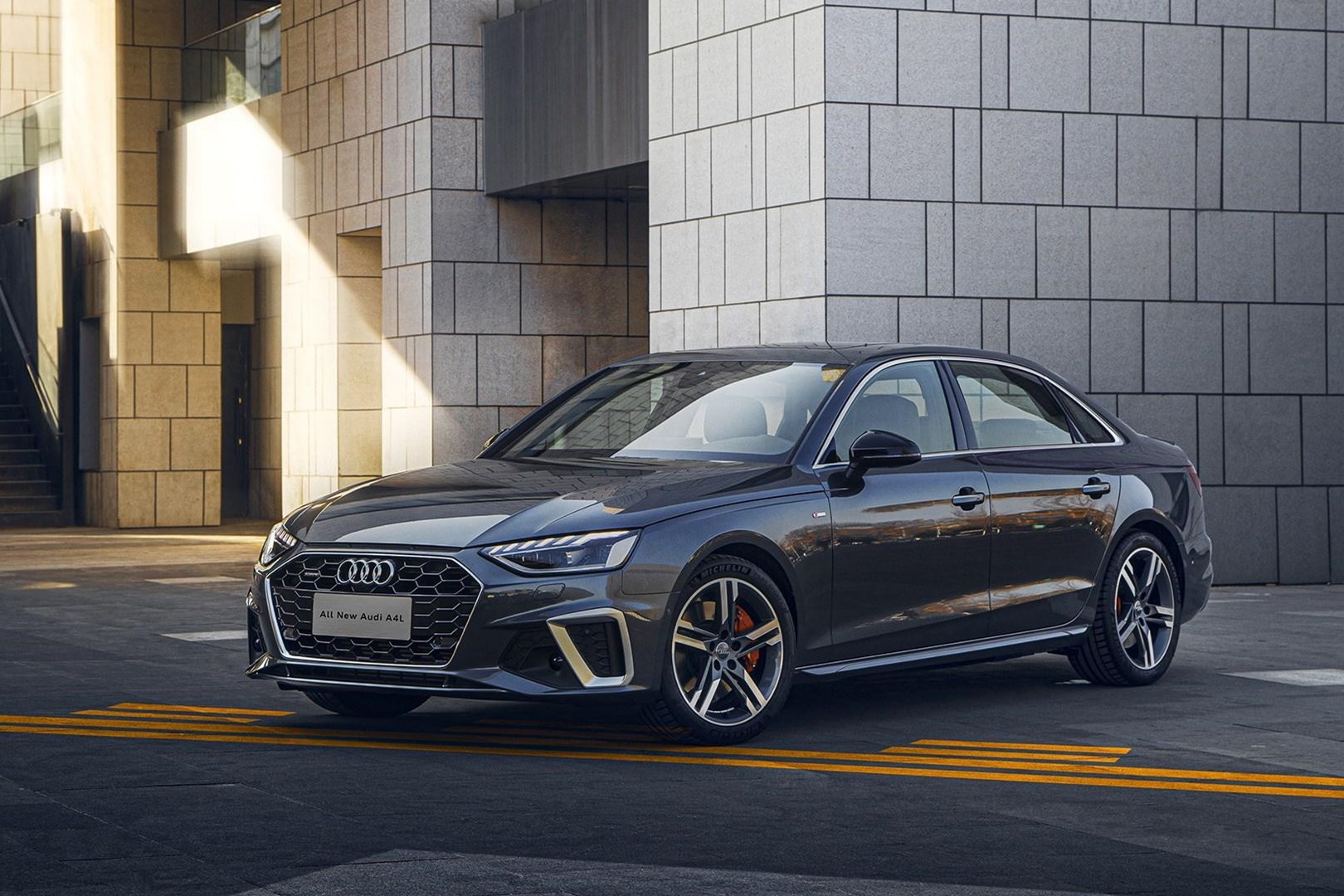 奔驰C级与奥迪A4L怎么选？哪款更加适合家用？