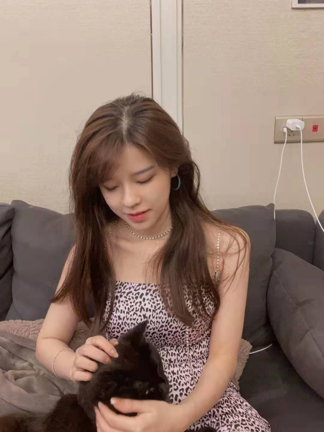 绝地求生:沫子晒名媛性感照,但网友关心的是照片里的保时捷__凤凰网