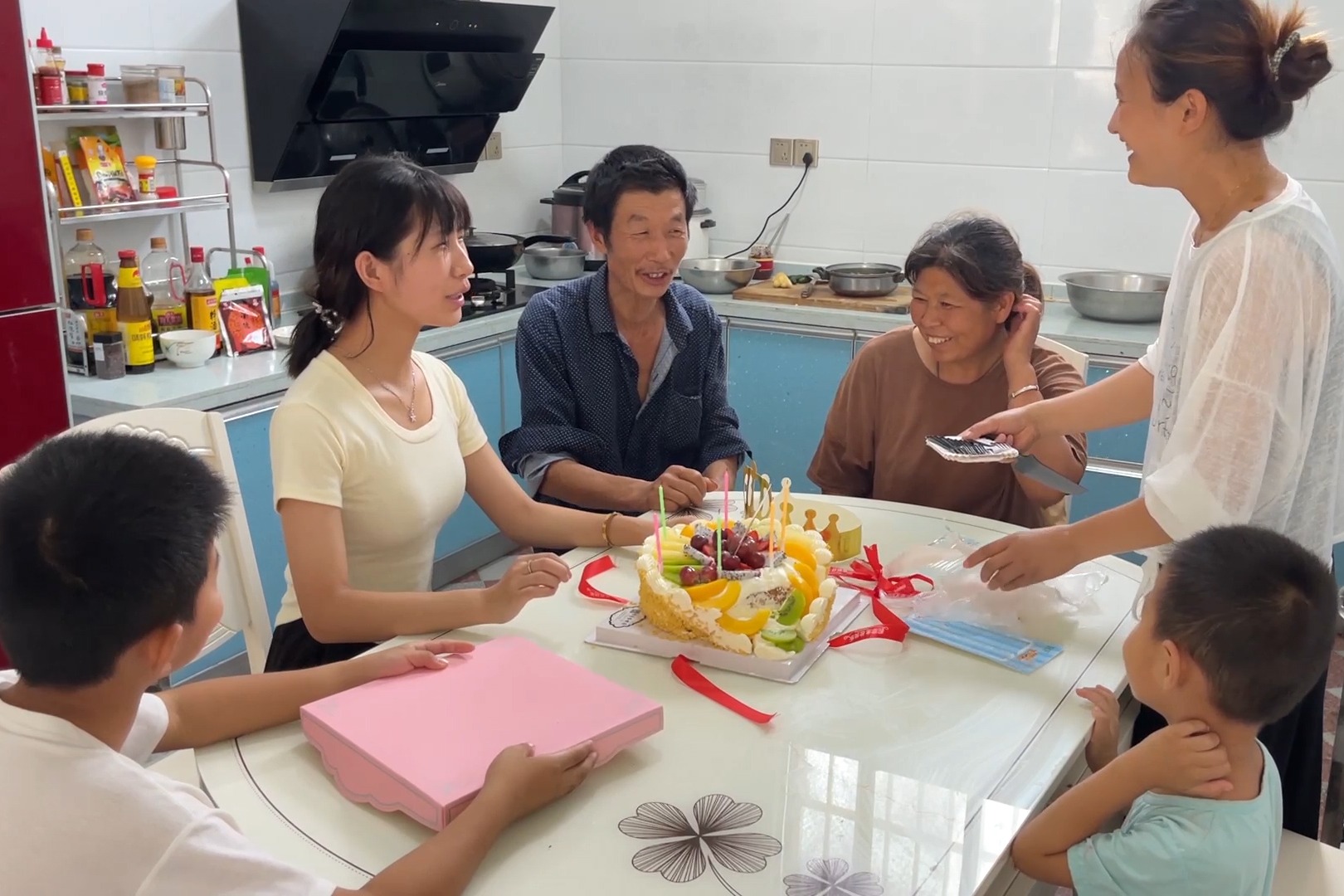 农村妹妹过生日,一家人围一起吃蛋糕庆生,嫂子还准备一桌好吃的