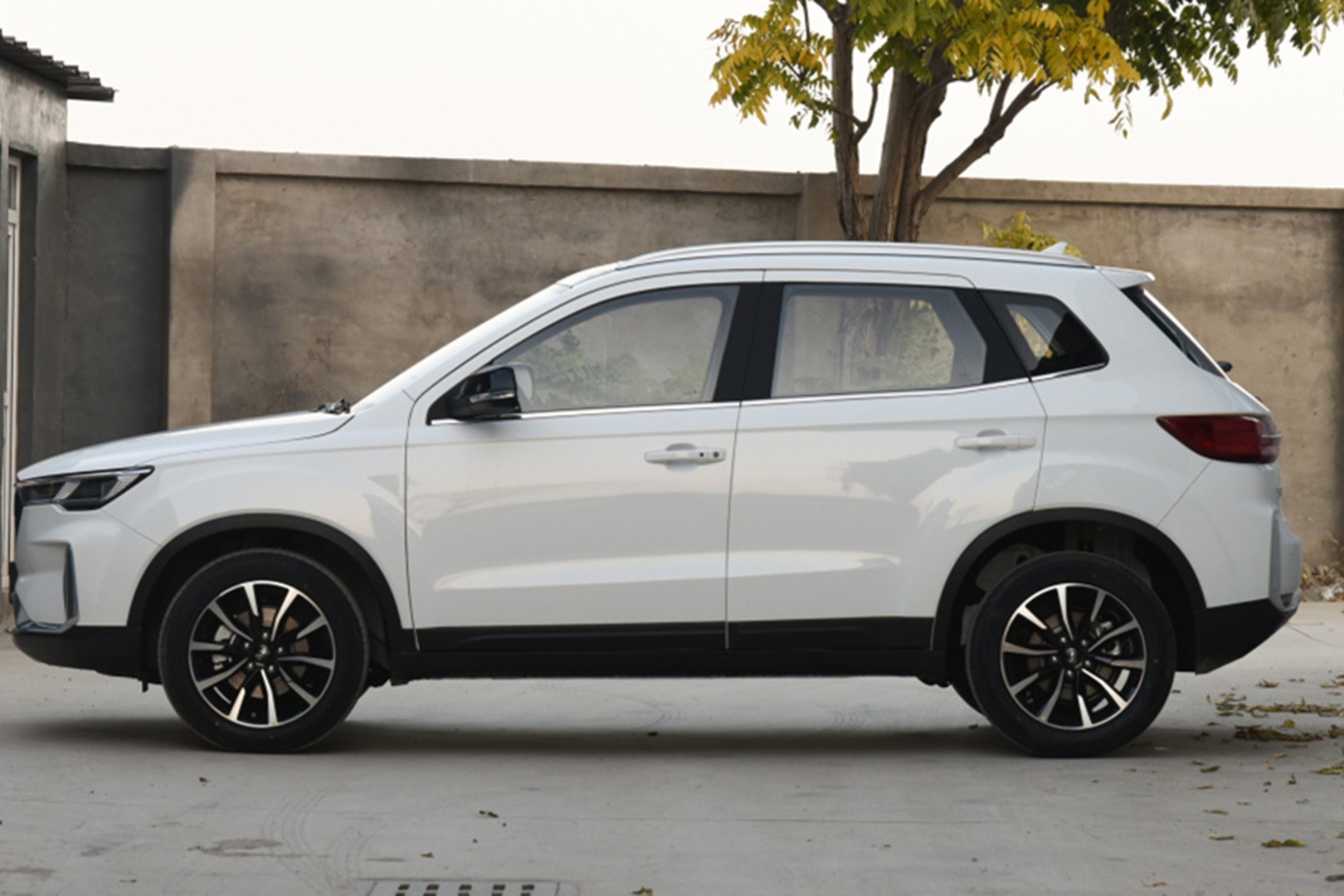 国产好车推荐：外形小巧，内饰精致，奔腾T33了解下