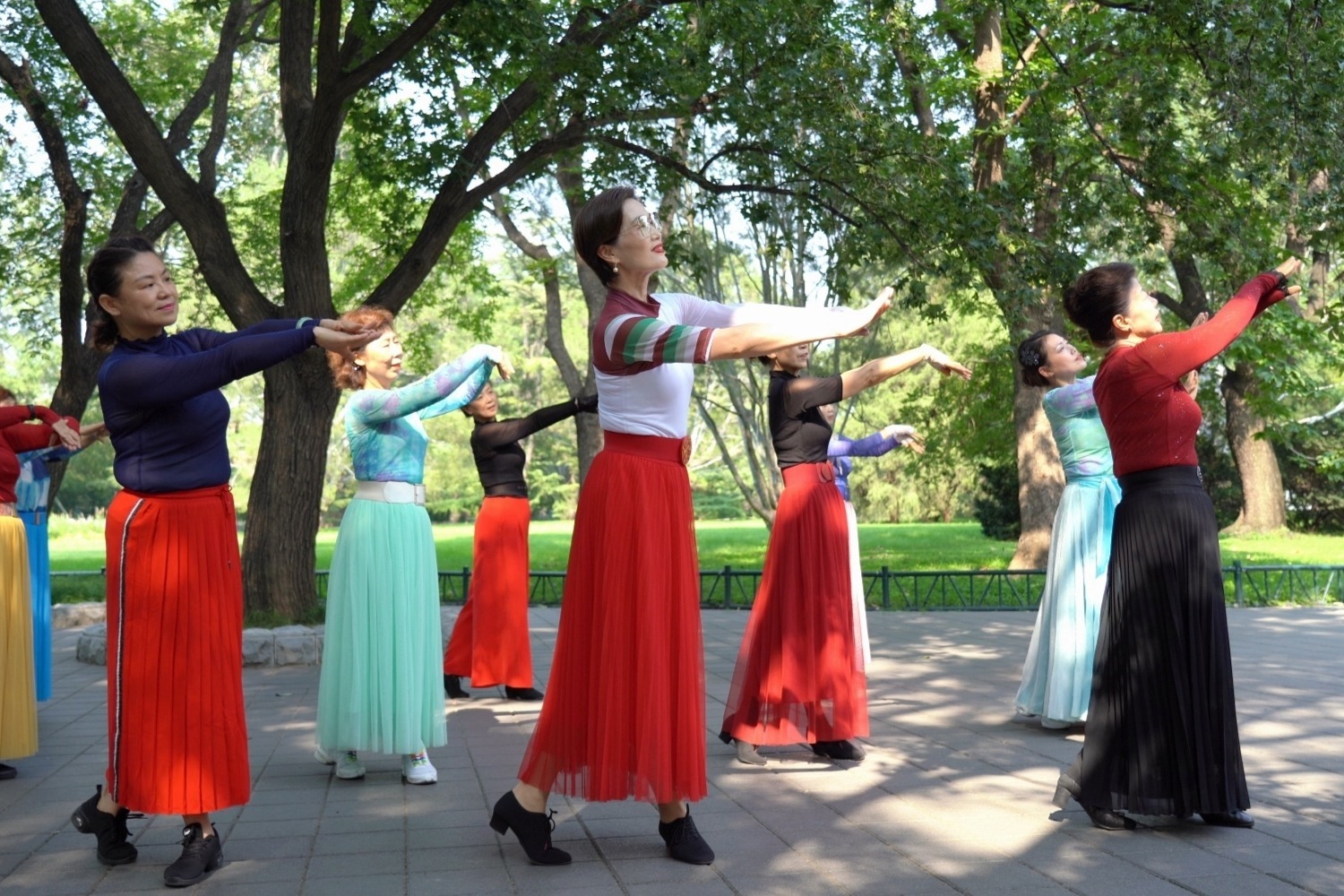 蒙古舞蹈结束造型图片,8人舞蹈结束简单造型,蒙古舞造型动作图片_大山谷图库