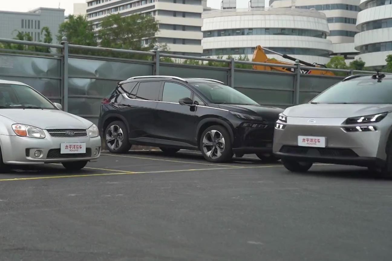 四周都是车，AION V Plus自动泊车竟也这么优秀！但Model Y却...