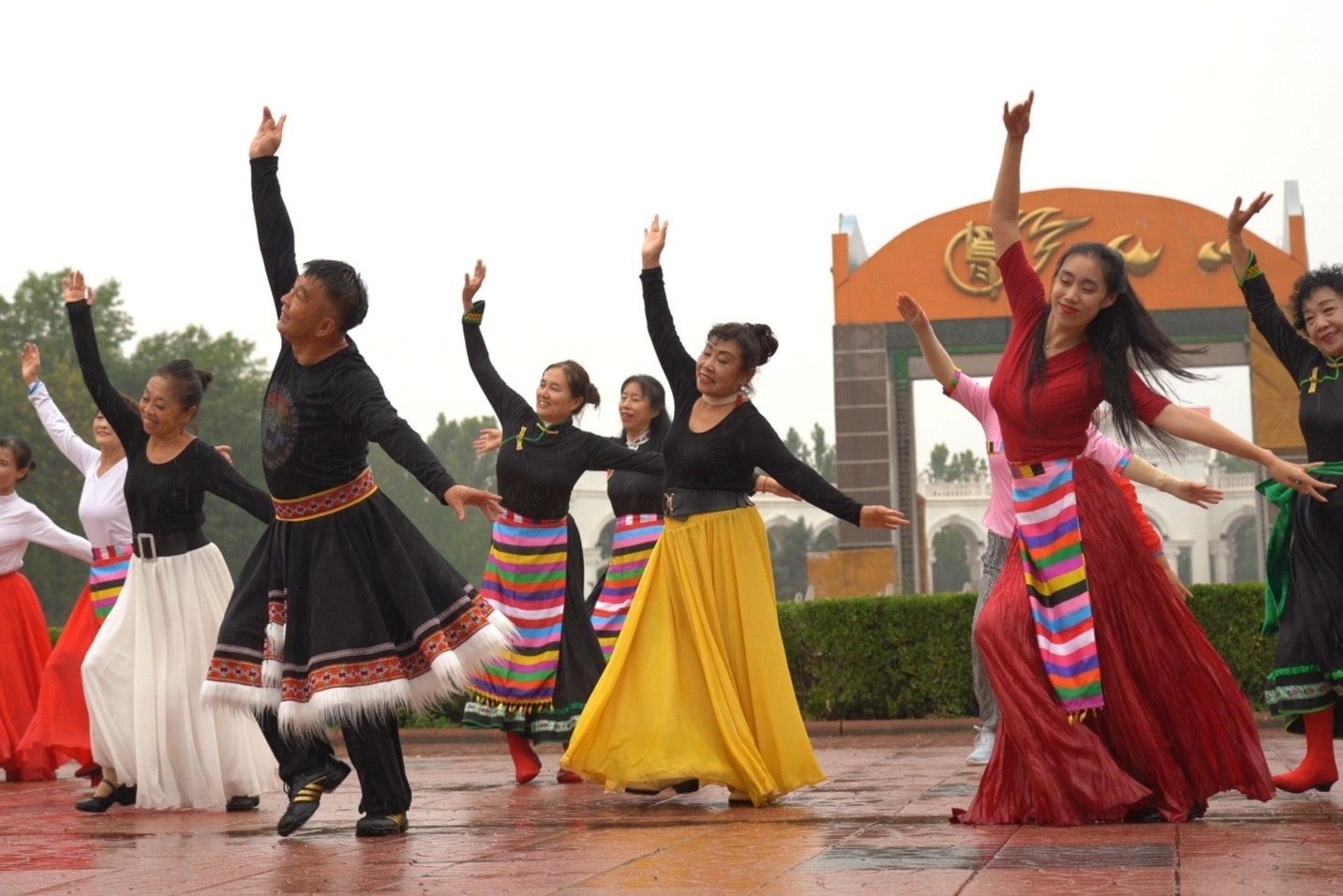 大众广场舞《欢乐的海洋》藏味十足,欢快的舞蹈跳起来