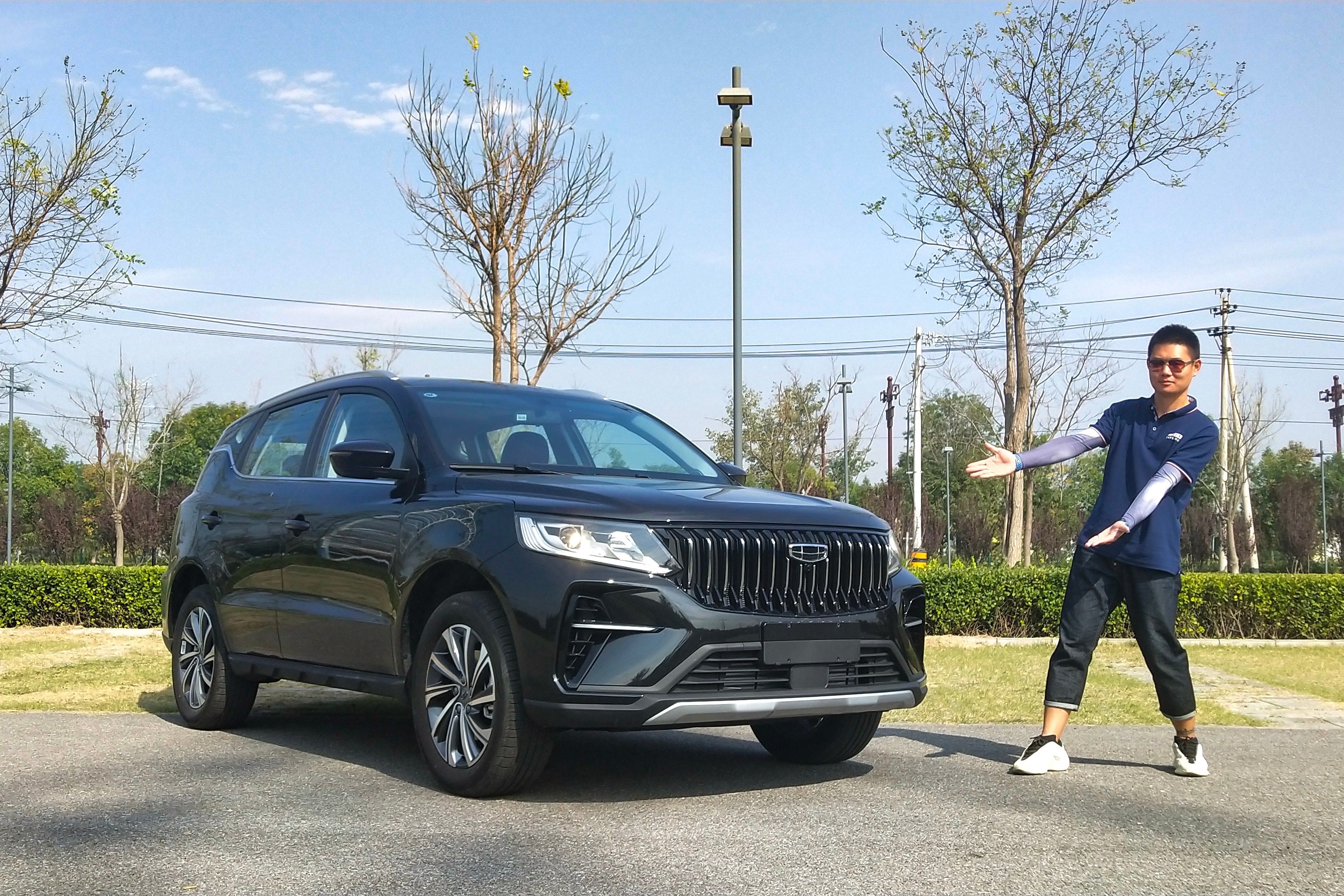 【试驾】吉利远景X6 PRO顶配：新前脸更显高级，涨7000值吗