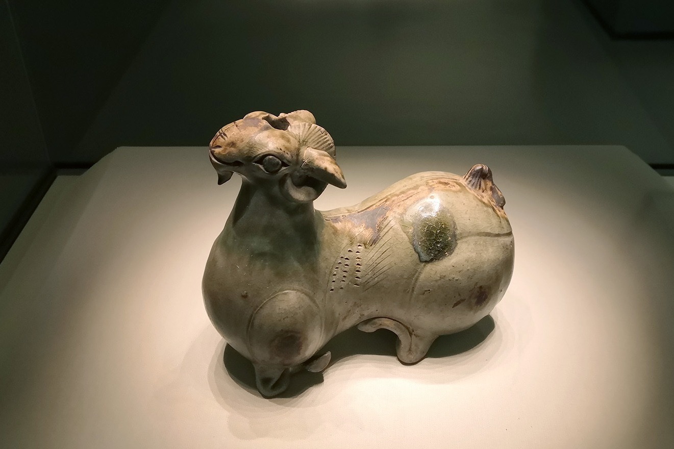 中国古代珍品瓷器：东晋青瓷羊形烛台