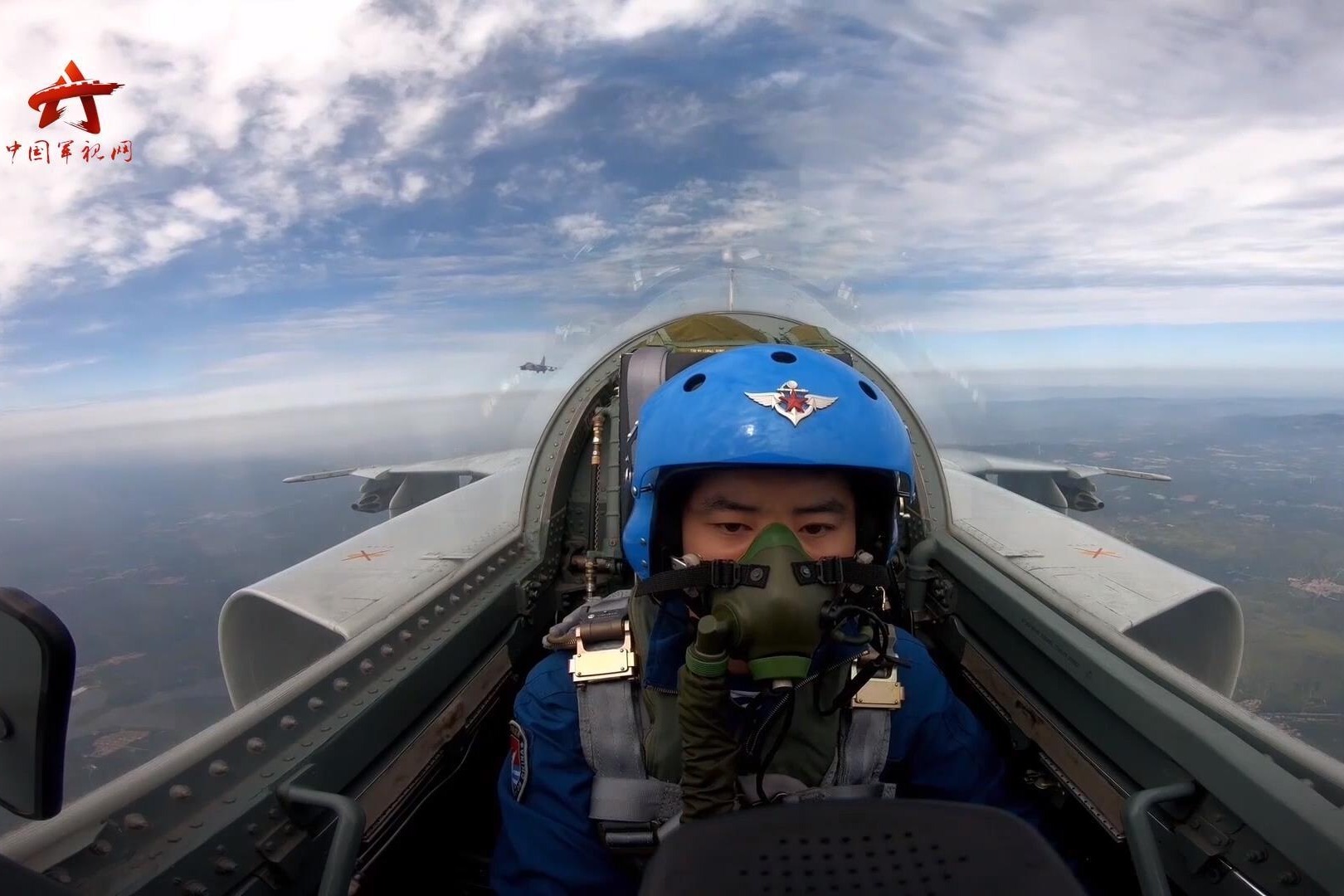 海军航空兵某部开展实兵演练多型战机轮番登场