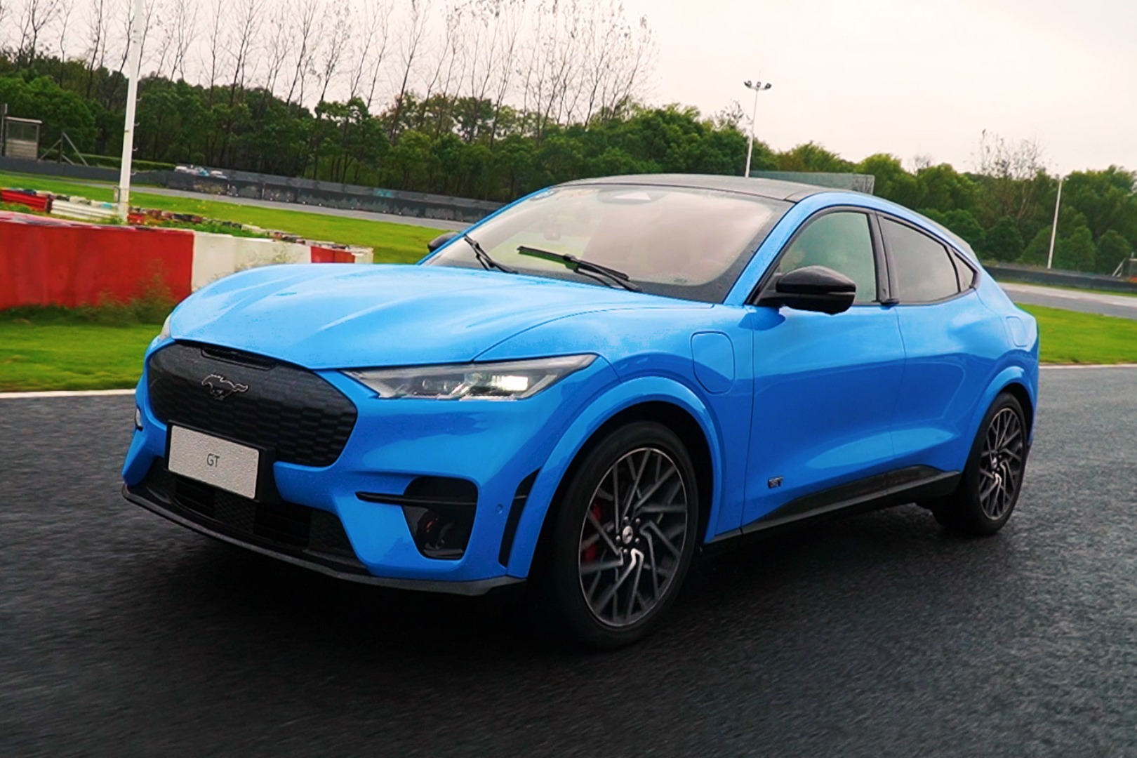 "她"很危险,迷人的危险 赛道试驾mustang mach-e gt