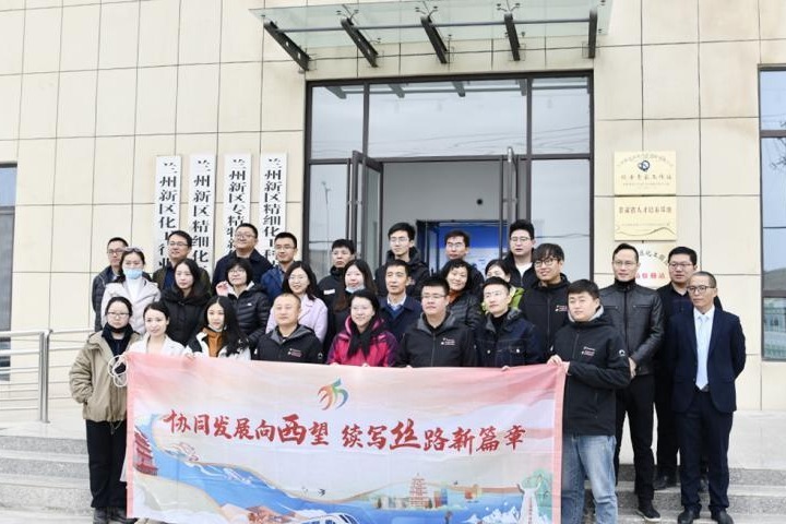 网媒人赴兰州新区“玫瑰之约” 续写丝路“花语”