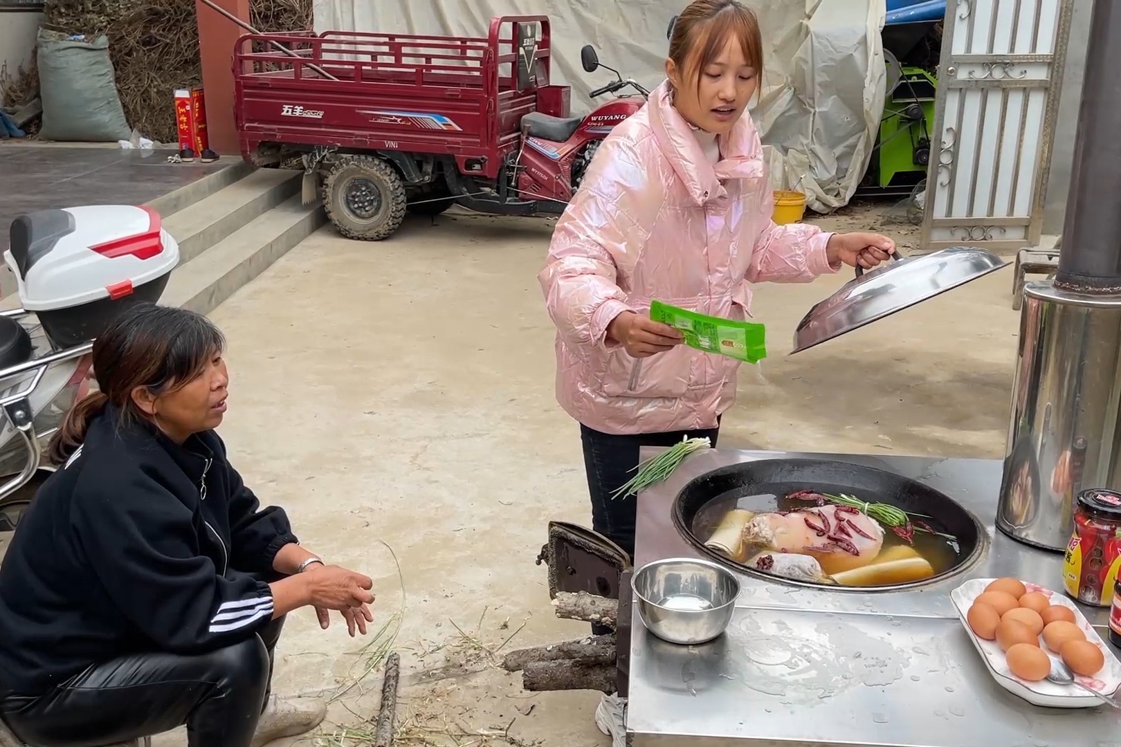 媳妇花50元买一个猪肘子，放地锅卤两个小时，上桌大块吃肉真得劲 凤凰网视频 凤凰网