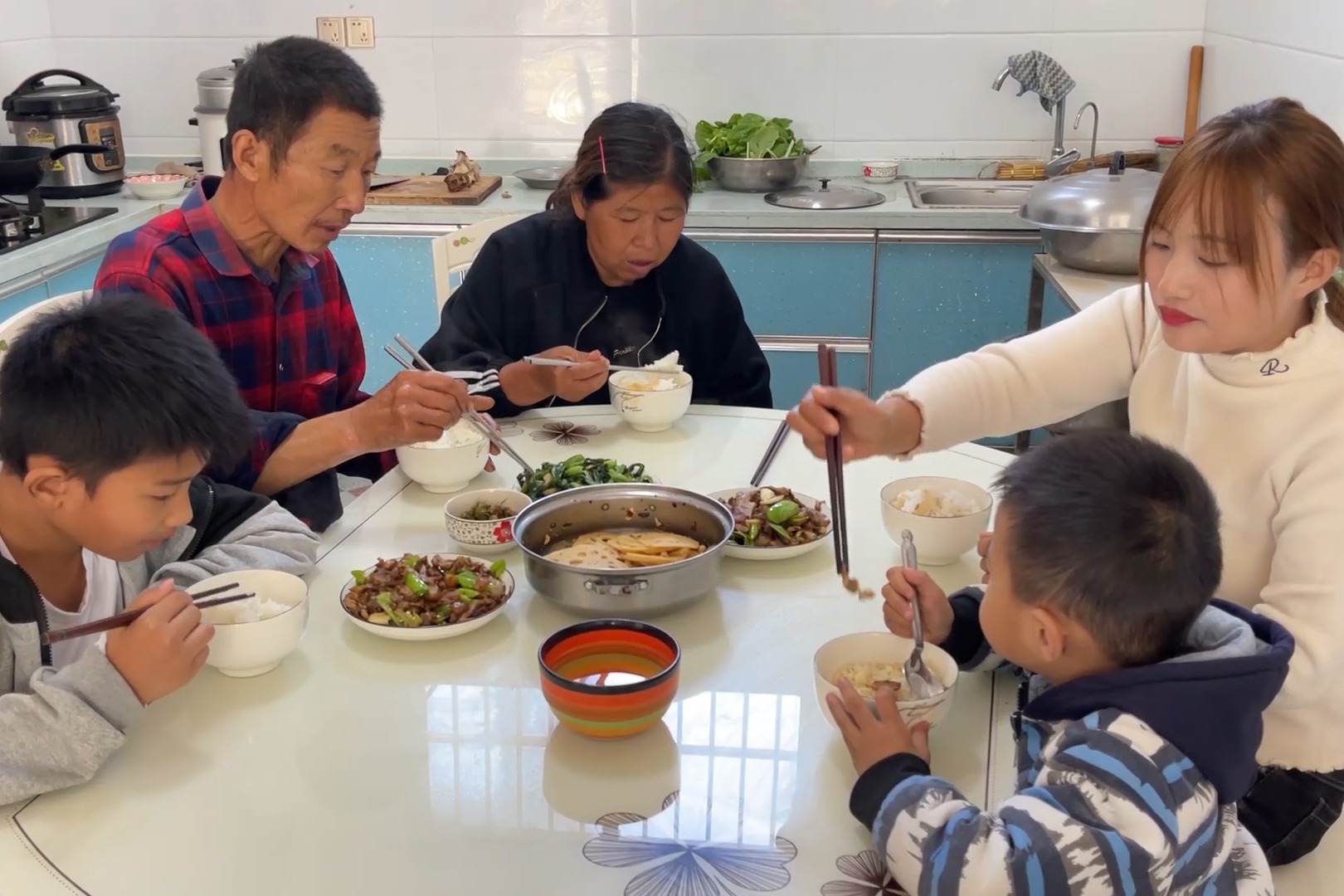 一家人的日常午餐，媳妇随便炒几个家常菜，有荤有素还不错