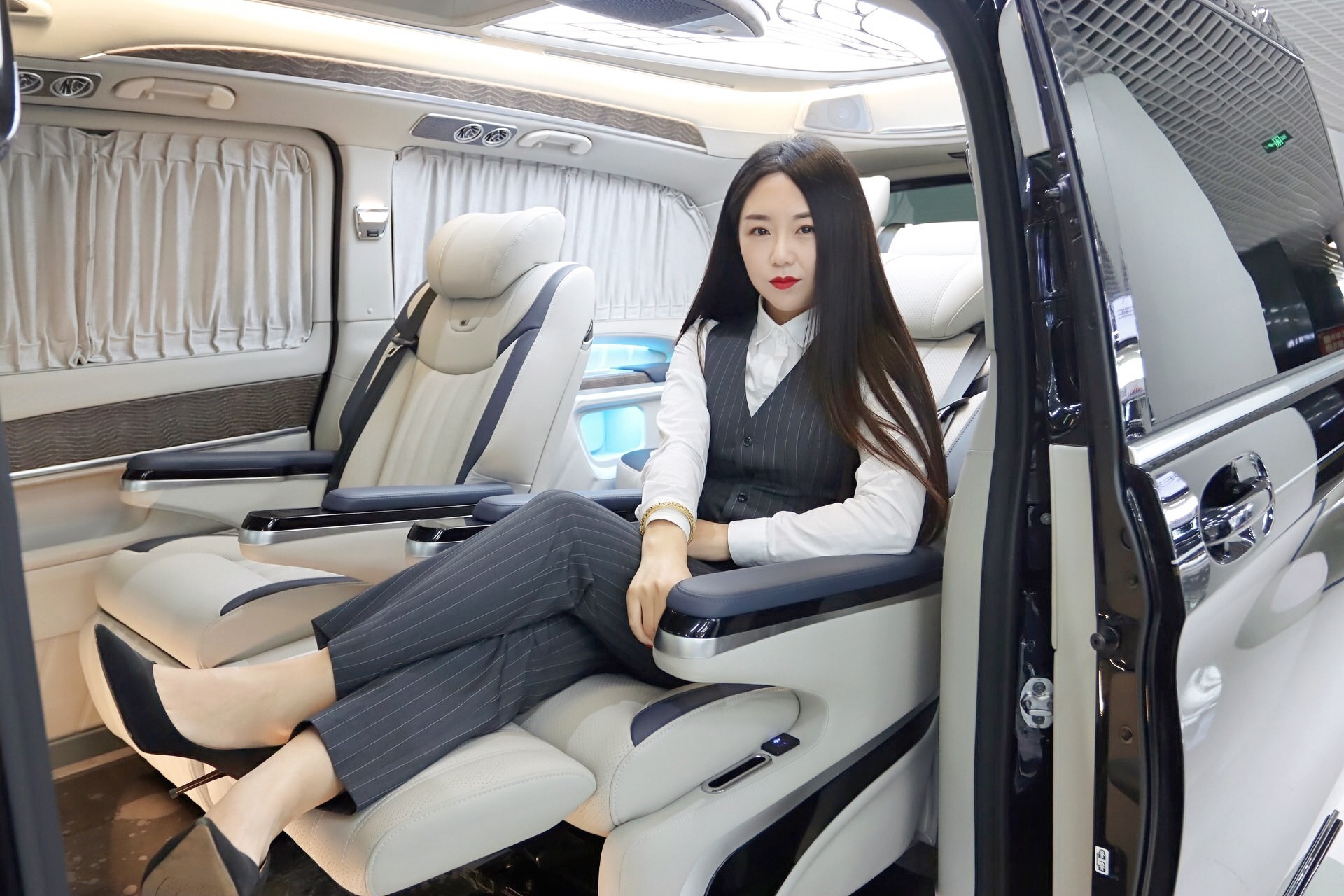 每一次出行都是头等舱的体验——奔驰V级天阅版，低调而有力！