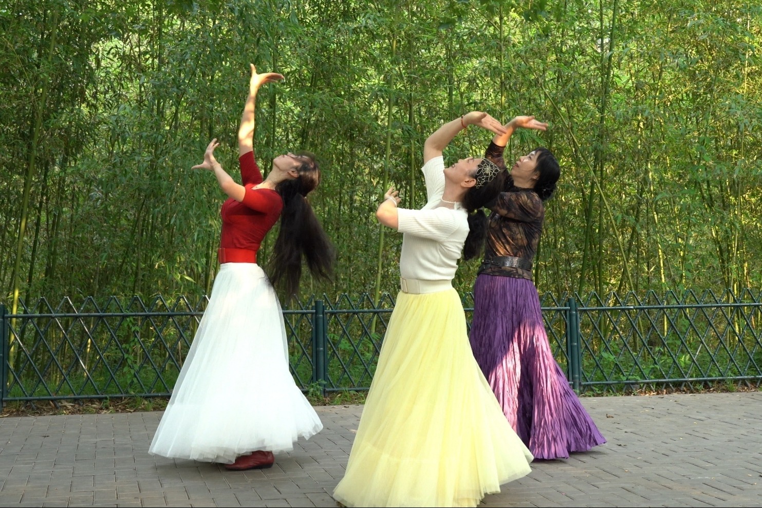 这么好看的广场舞《月亮》分享给大家，紫竹院杜老师团队