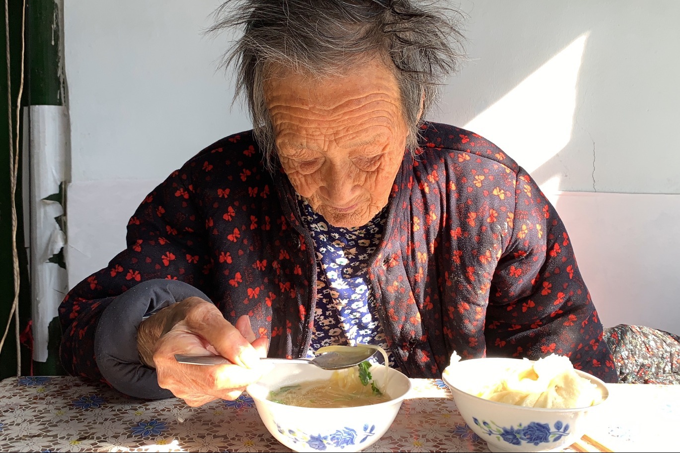 99岁老人日常饮食，和生活习惯，人老了太难了